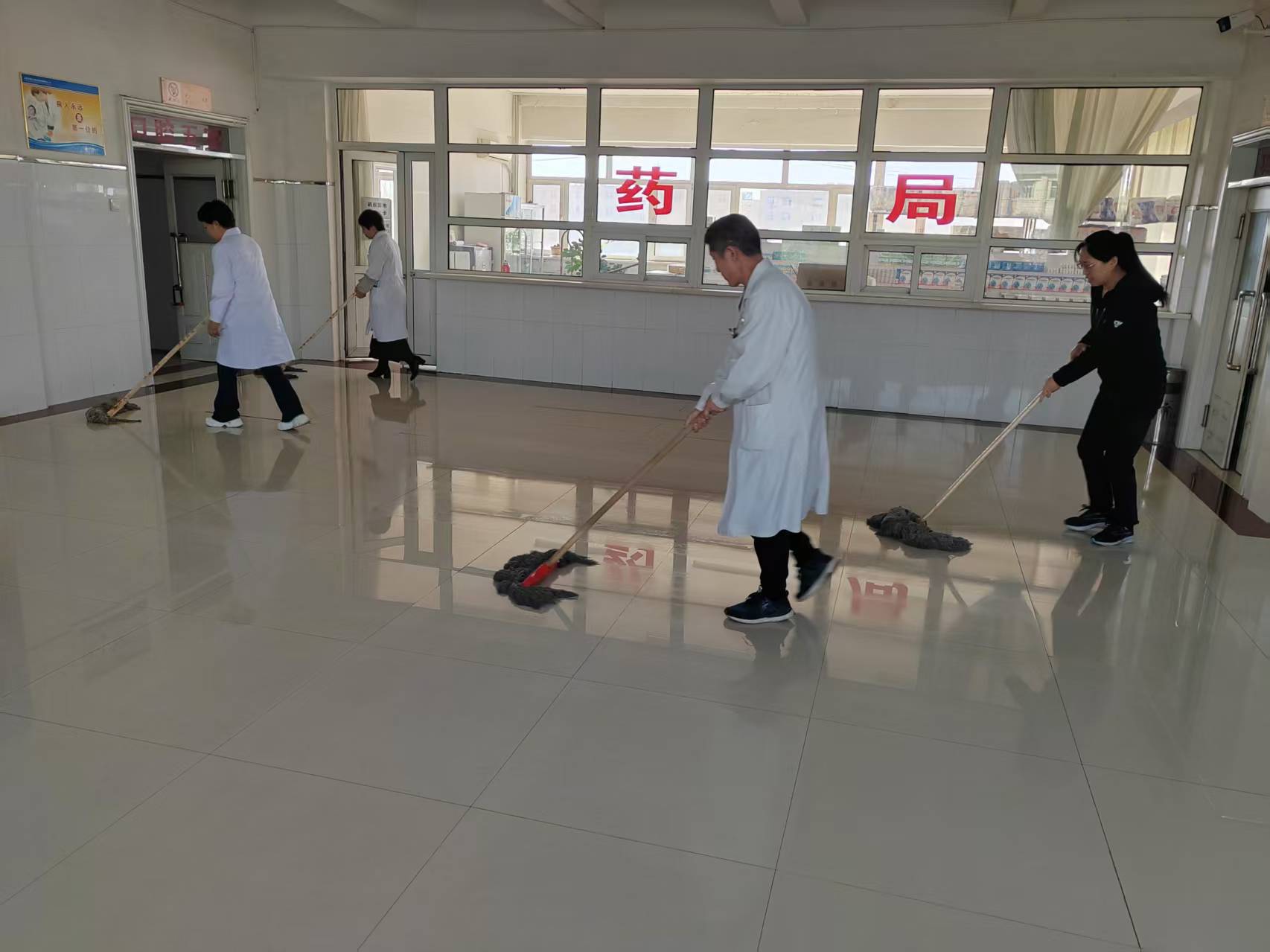 元煤物业公司医院党支部开展“学习贯彻中央八项规定精神见行动”实践活动(图1)