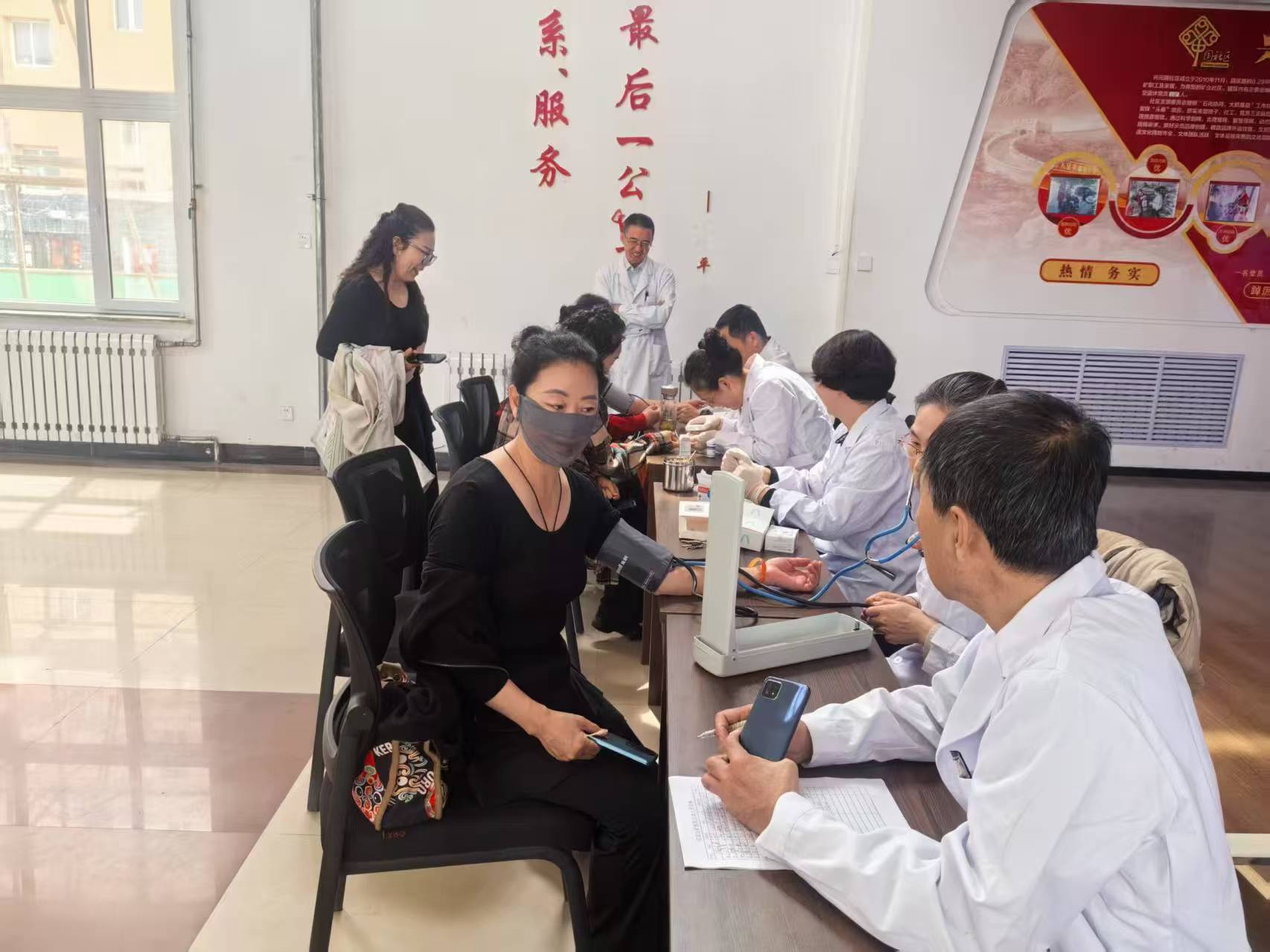 元煤矿区物业管理公司医院党支部与中心路社区党支部联合开展“健康管家在身边义诊奉献护健康”主题党日活动(图3)