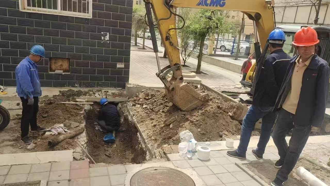 元煤物业紧急抢修排水管路全力保障居民生活(图1)