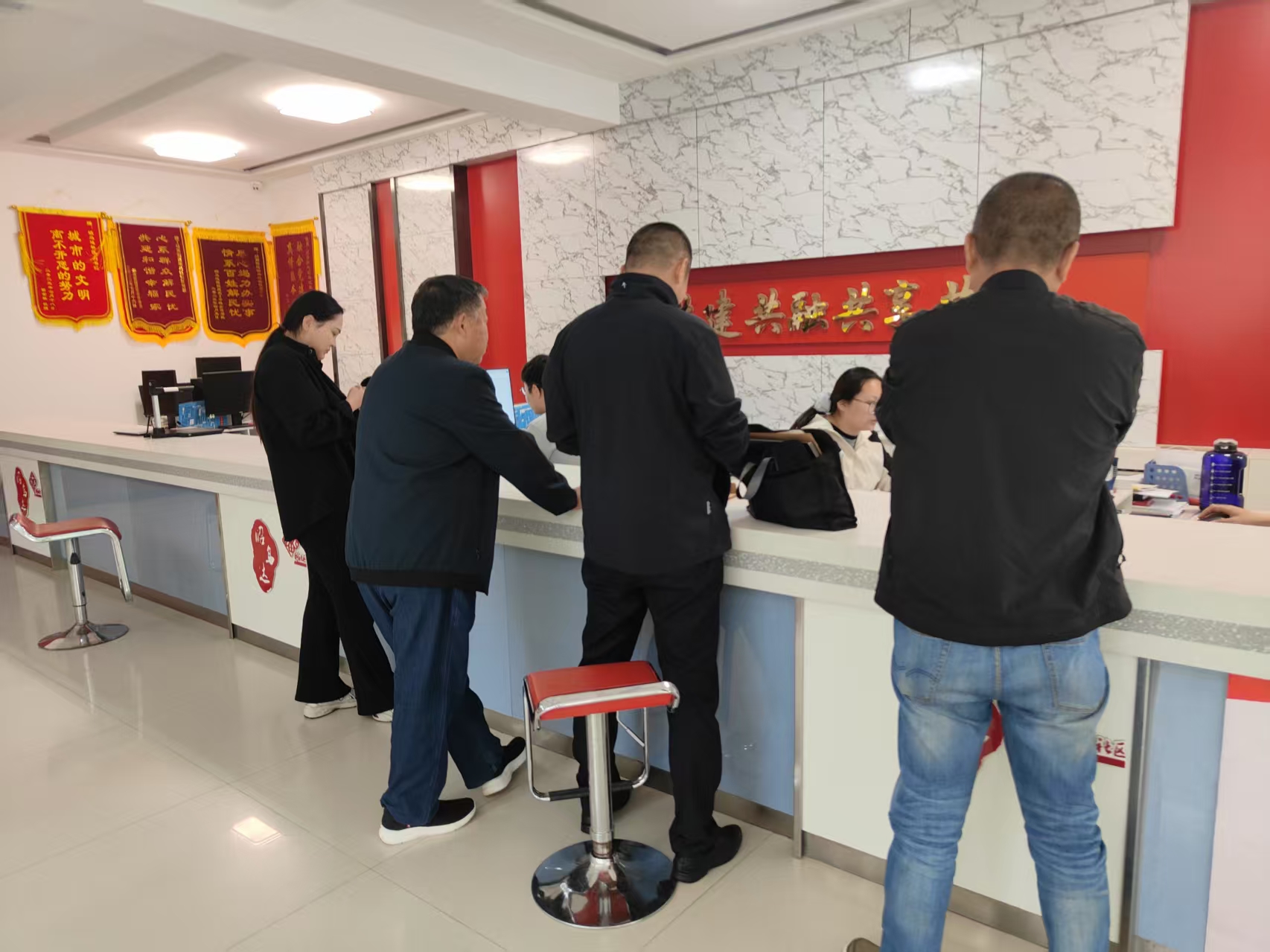 五家物业公司党委用心用情全力推进退休党员移交工作(图1)