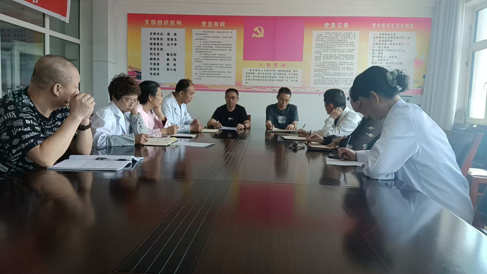 元煤物业公司医院党支部召开深入学习贯彻中央八项规定精神学习研讨会(图1)