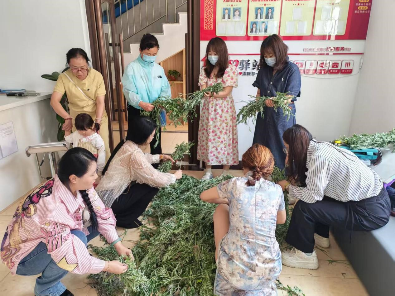 离退休人员管理处党委联合天山社区开展“粽香艾草传党情，社企端午聚民心”主题党日活动(图1)