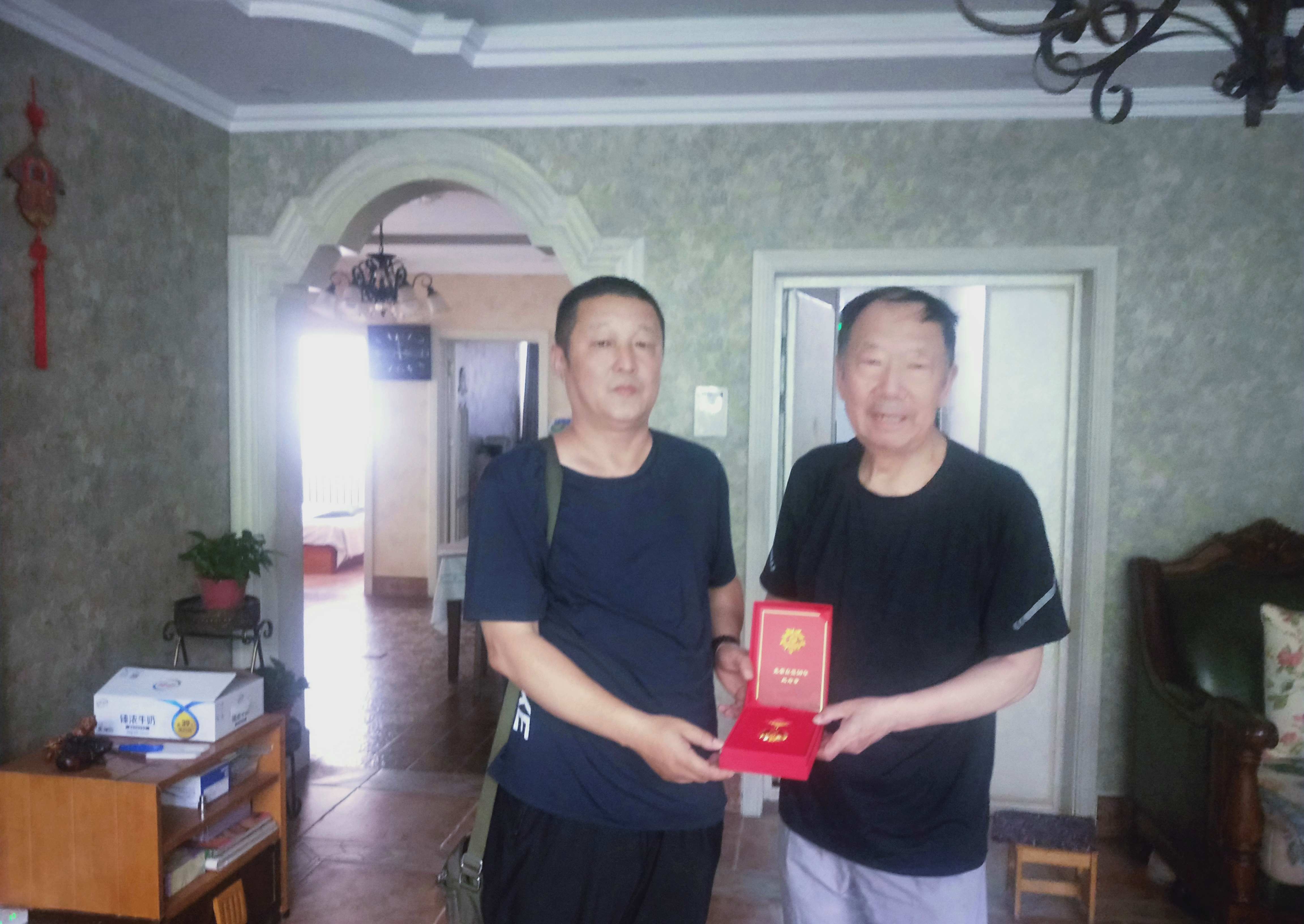 西露天分公司开展迎庆“七一”走访慰问暨“光荣在党50年”纪念章颁发活动(图1)