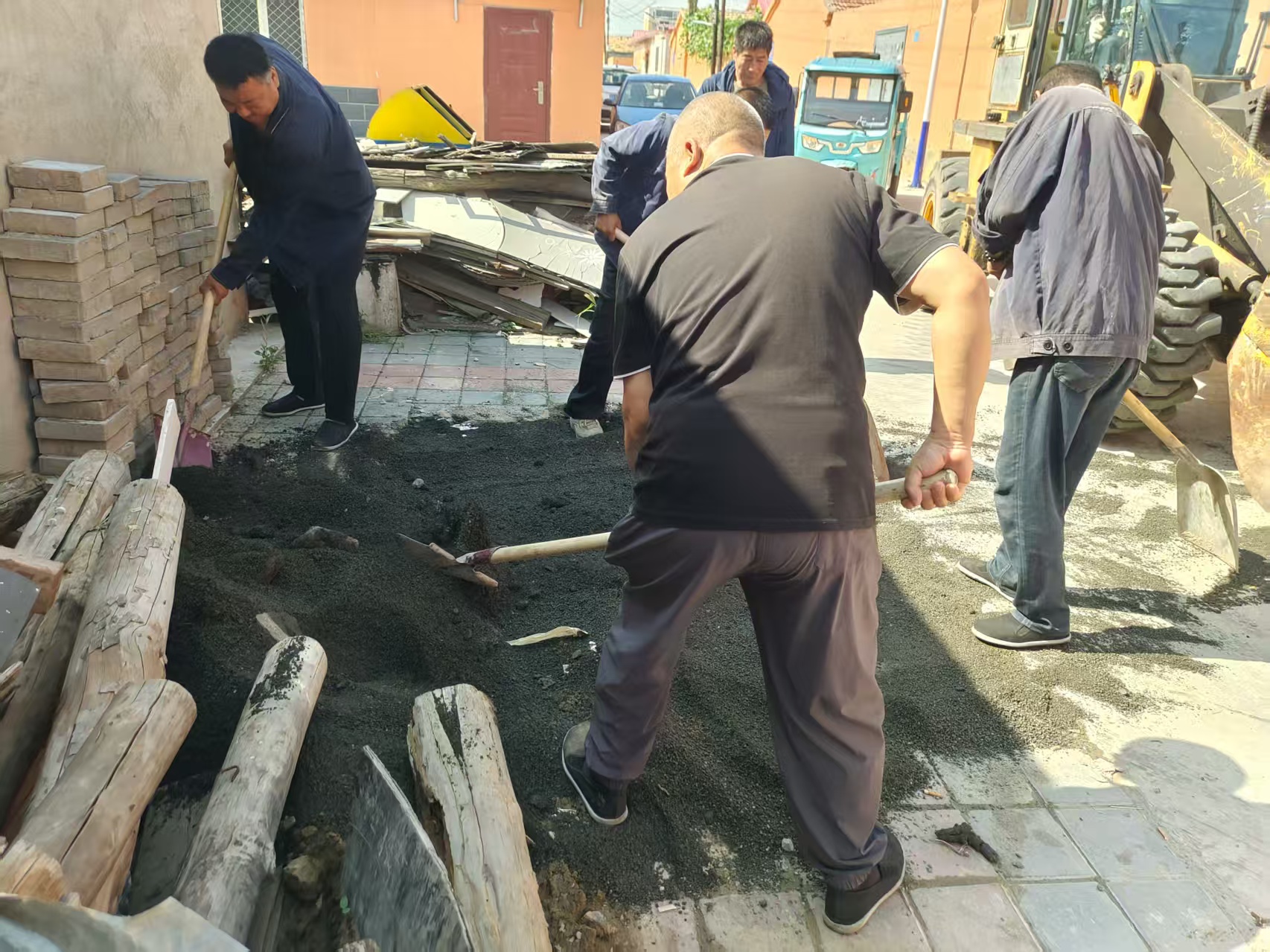 及时修复破损路面  解民忧暖民心(图2)