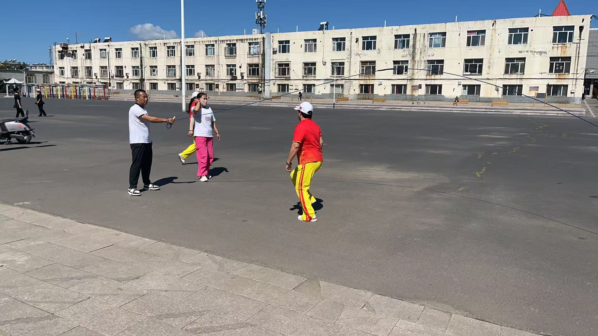 地企携手办赛事 趣味运动促共建(图2)