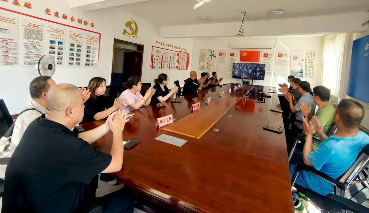 观阅兵盛典燃豪情  强爱党信念铸忠诚(图1)