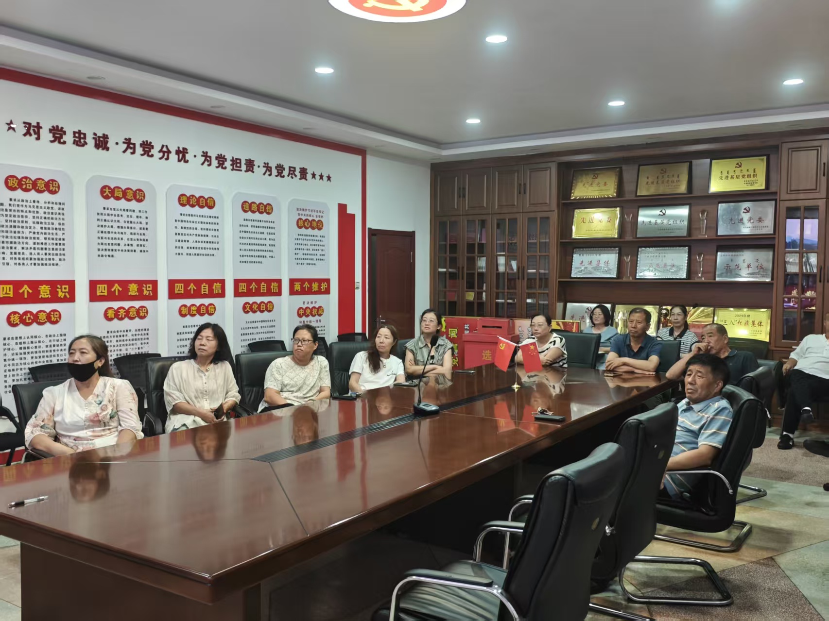 元煤物业公司机关党支部组织干部职工观看纪念中国人民抗日战争暨世界反法西斯战争胜利80周年大会(图2)