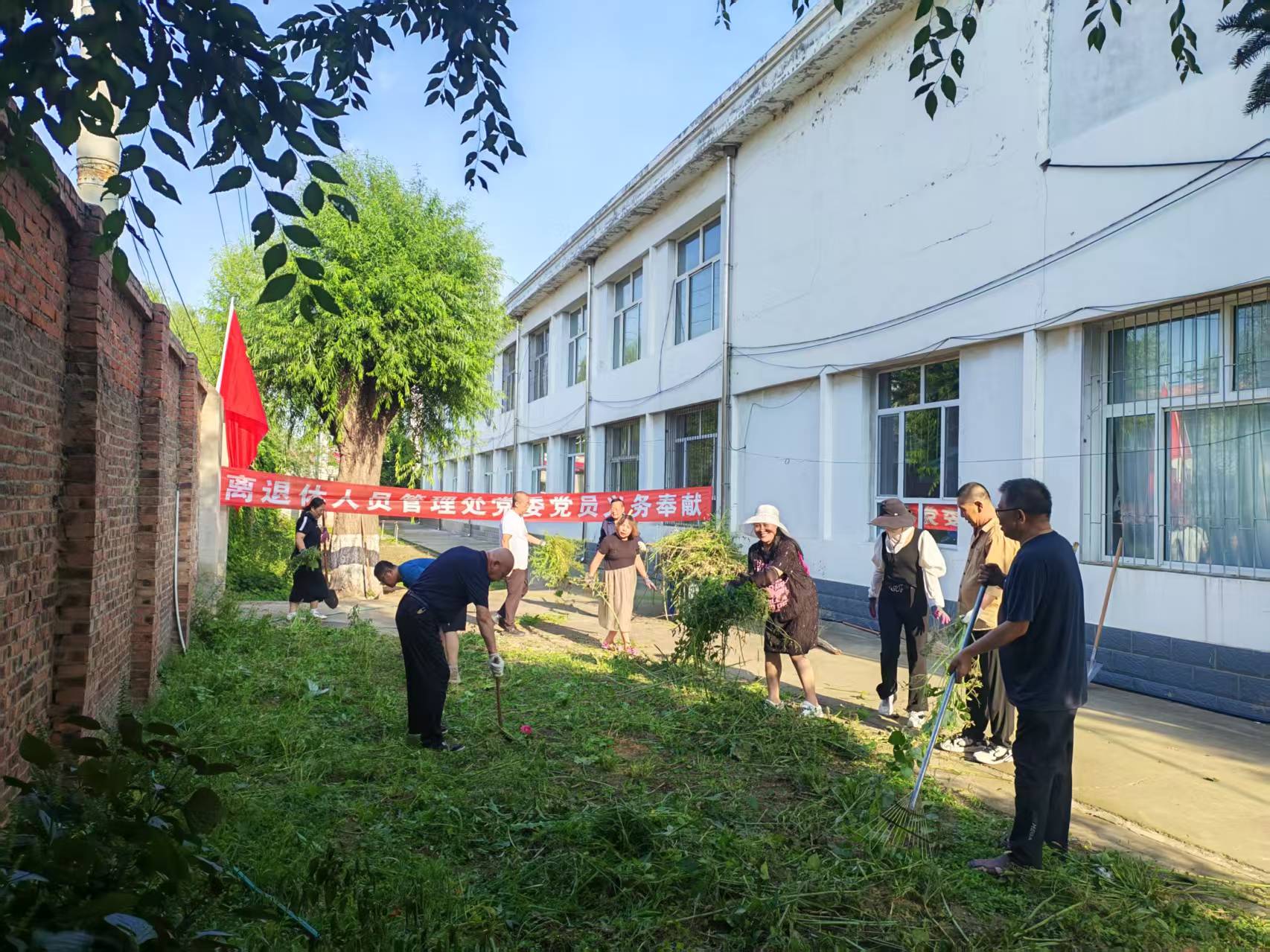 党建引领践初心 义务劳动显担当(图1)