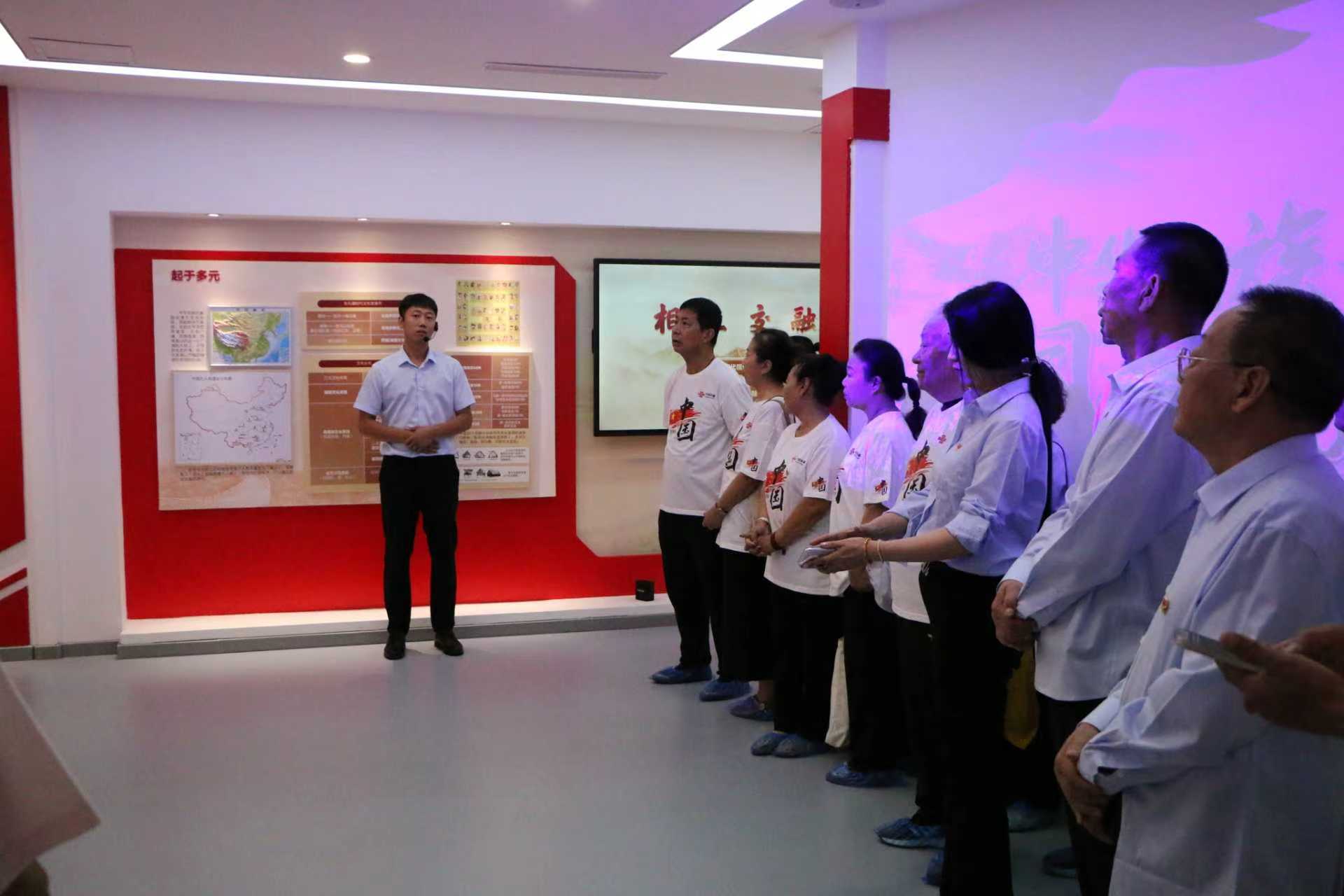 离管处党委联合天山社区党委组织开展主题党日活动(图1)