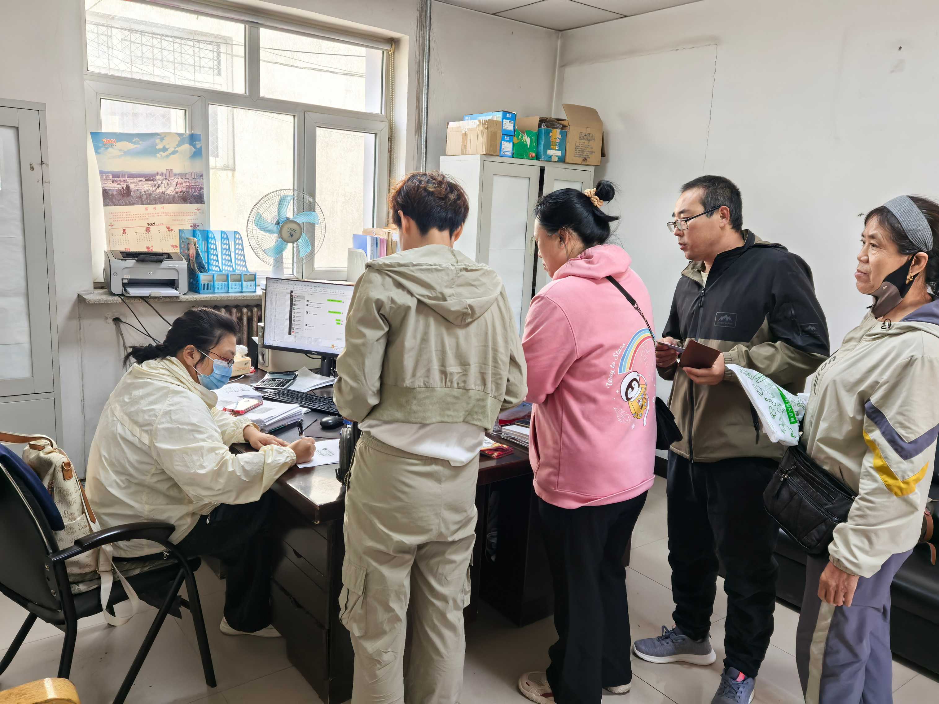 西露天分公司综合服务中心认真开展取暖补贴资格核实工作(图1)