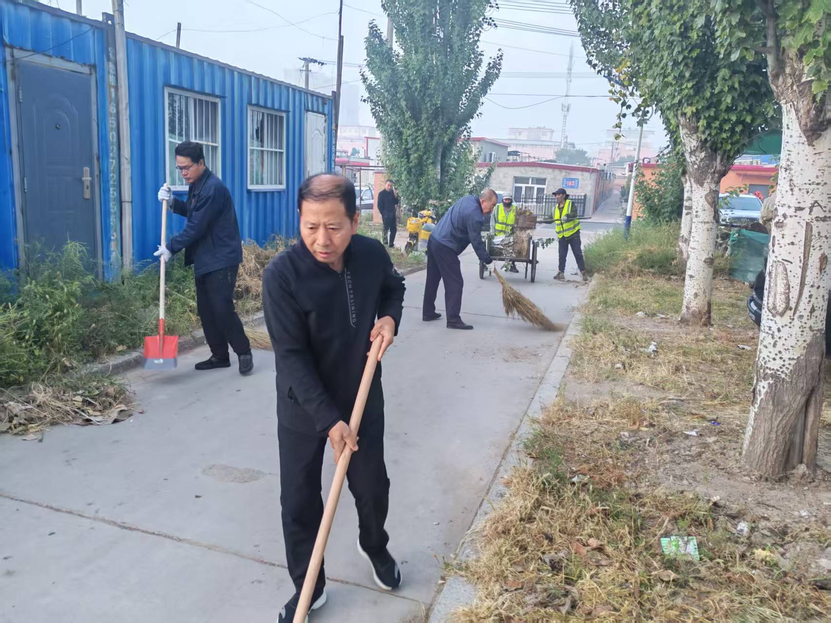 元煤物业公司党委“扫遍矿区”行动再发力(图1)