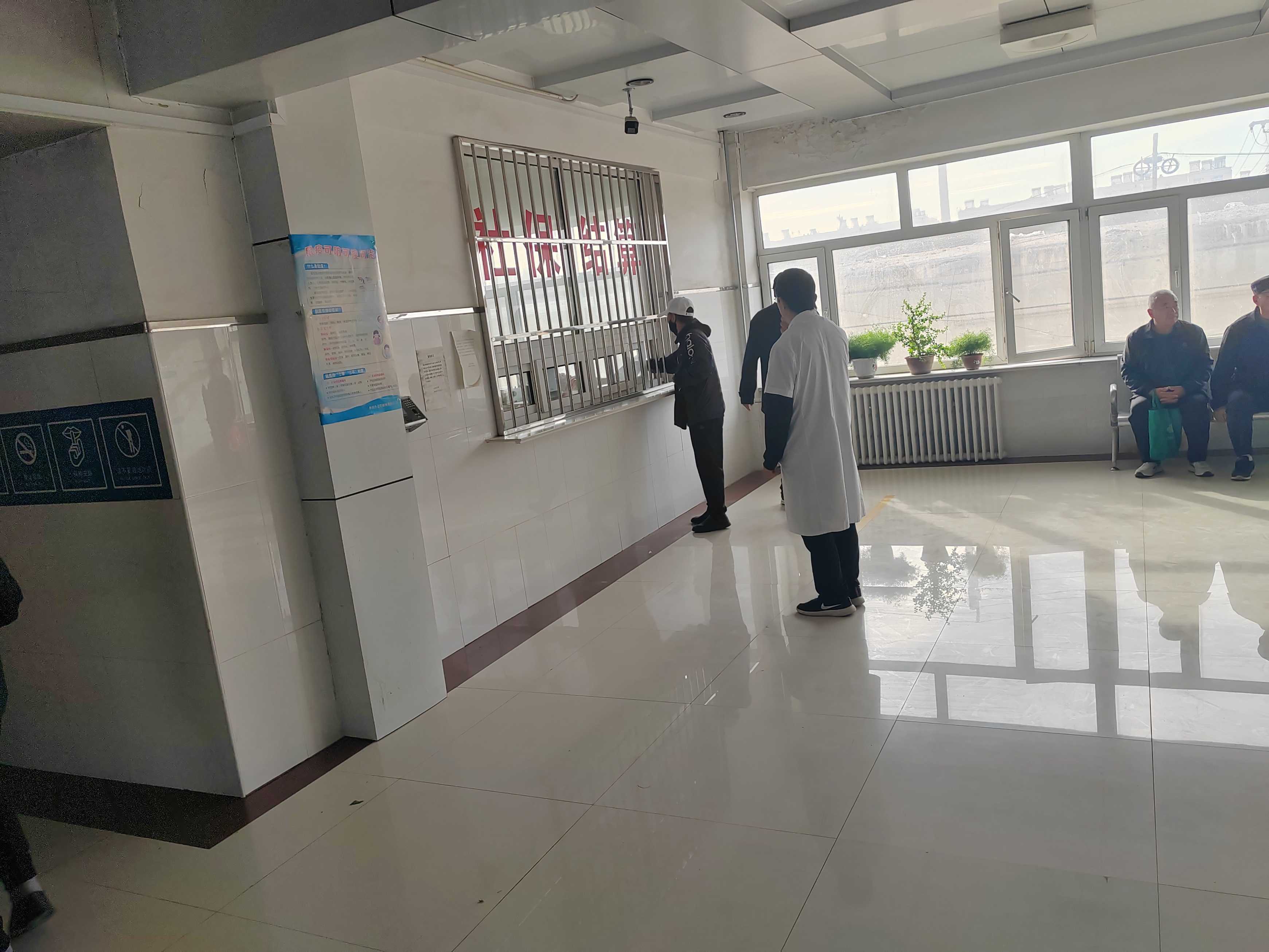 党员先行担使命 陪诊服务见初心(图2)