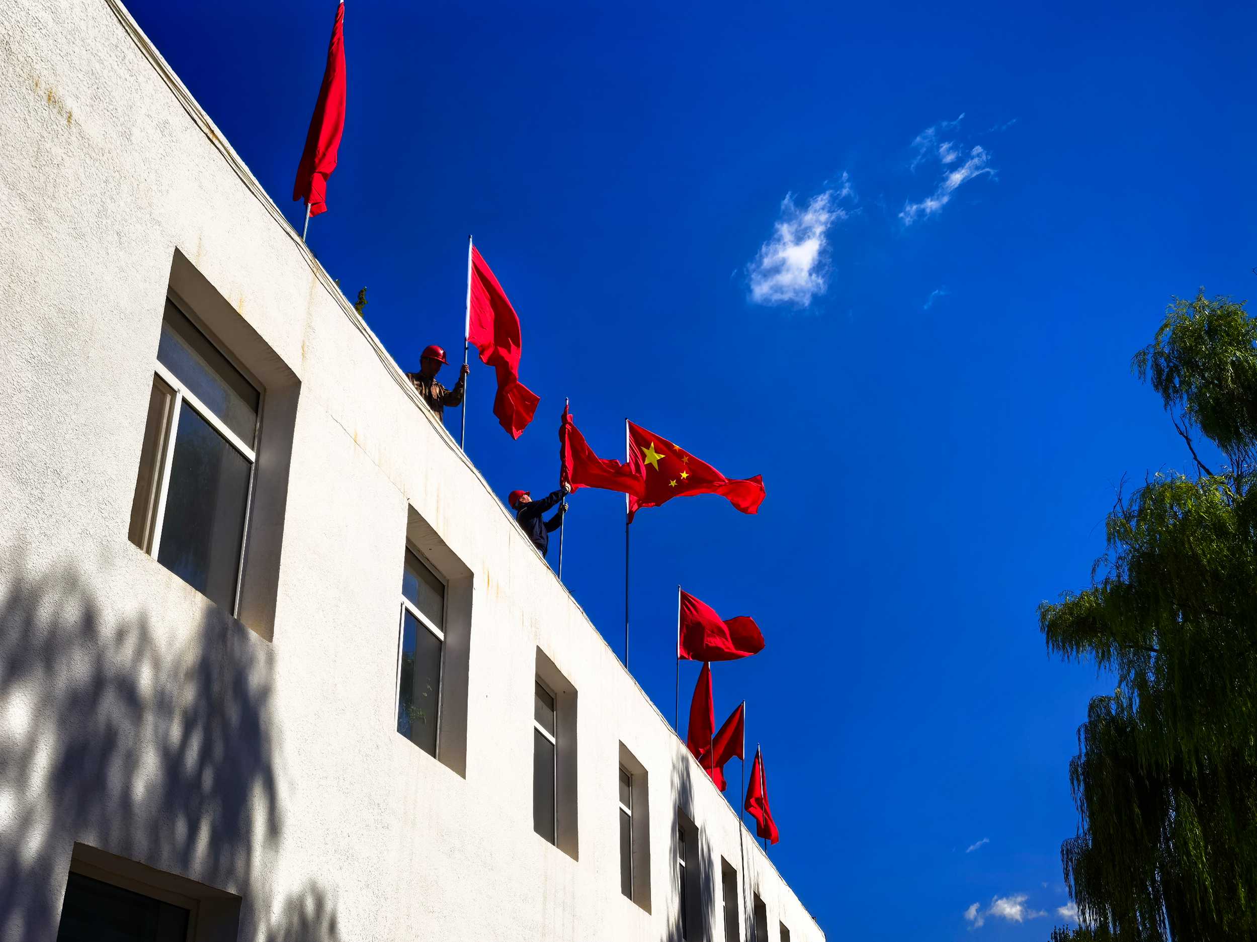 红旗焕新迎华诞  赤心一片为民生(图2)