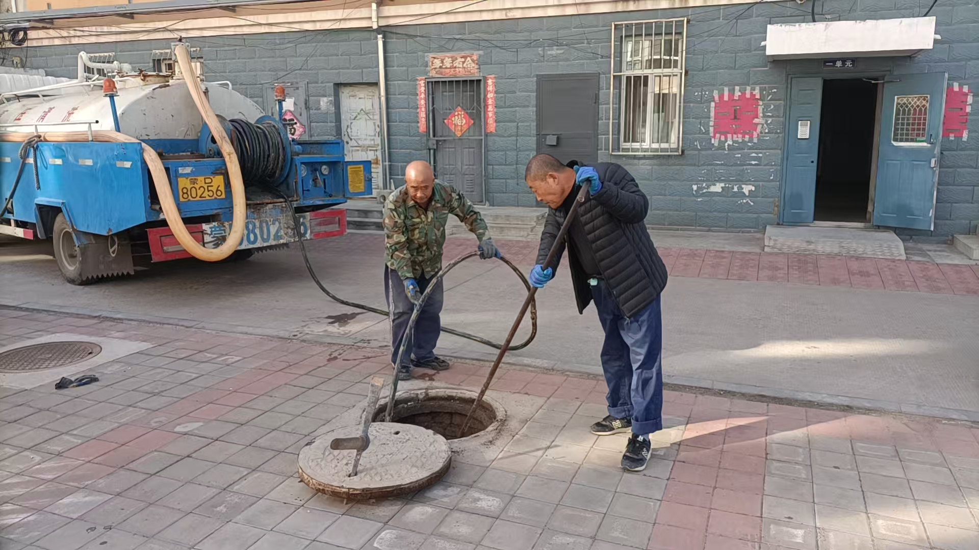 双节坚守显担当 守护千家共团圆(图1)