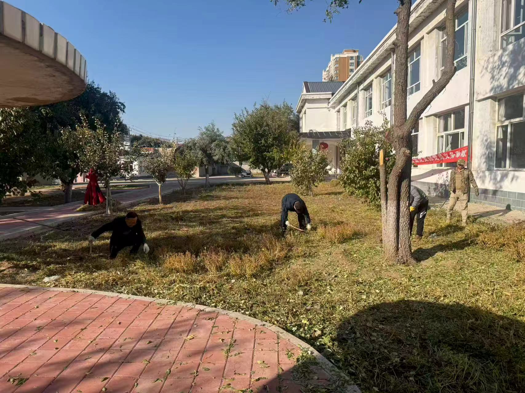 离管处党委各支部“每月义务奉献日”党员先锋齐上阵  扮靓环境见实效(图2) 离管处党委各支部“每月义务奉献日”党员先锋齐上阵  扮靓环境见实效(图2)