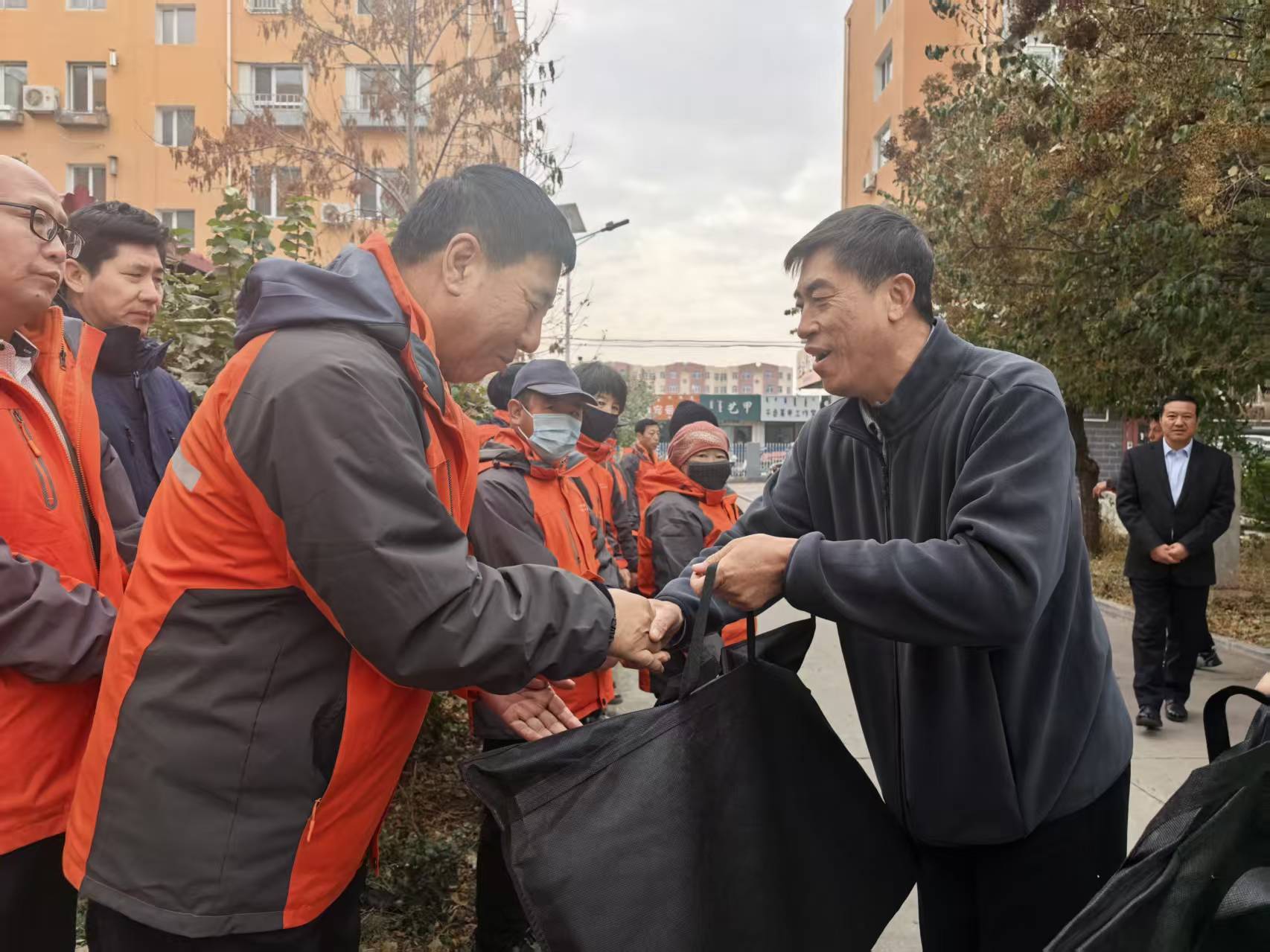 致敬城市美容师 传递国企暖心关怀(图2) 致敬城市美容师 传递国企暖心关怀(图2)