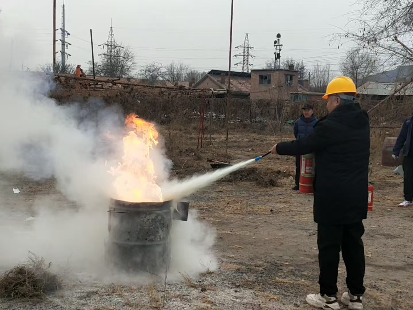 西露天分公司开展消防安全演练(图1)