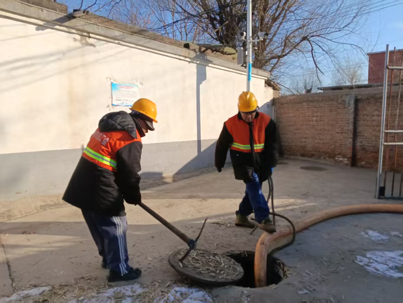 抢修堵塞下水道 解决居民烦心事(图1)