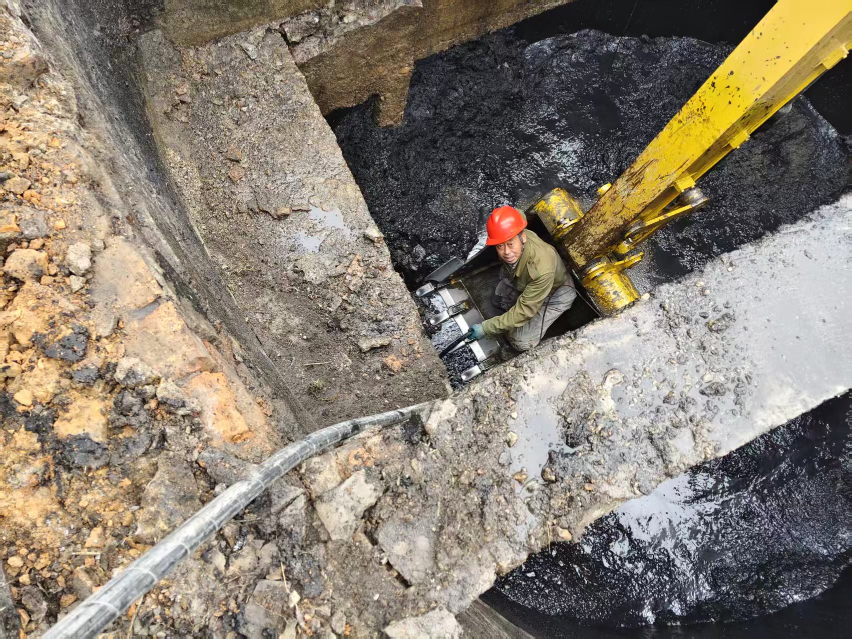 严寒攻坚排堵障 互助协作保生产(图1)