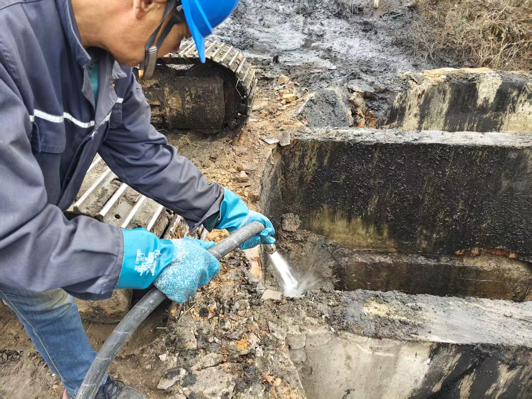 严寒攻坚排堵障 互助协作保生产(图2)