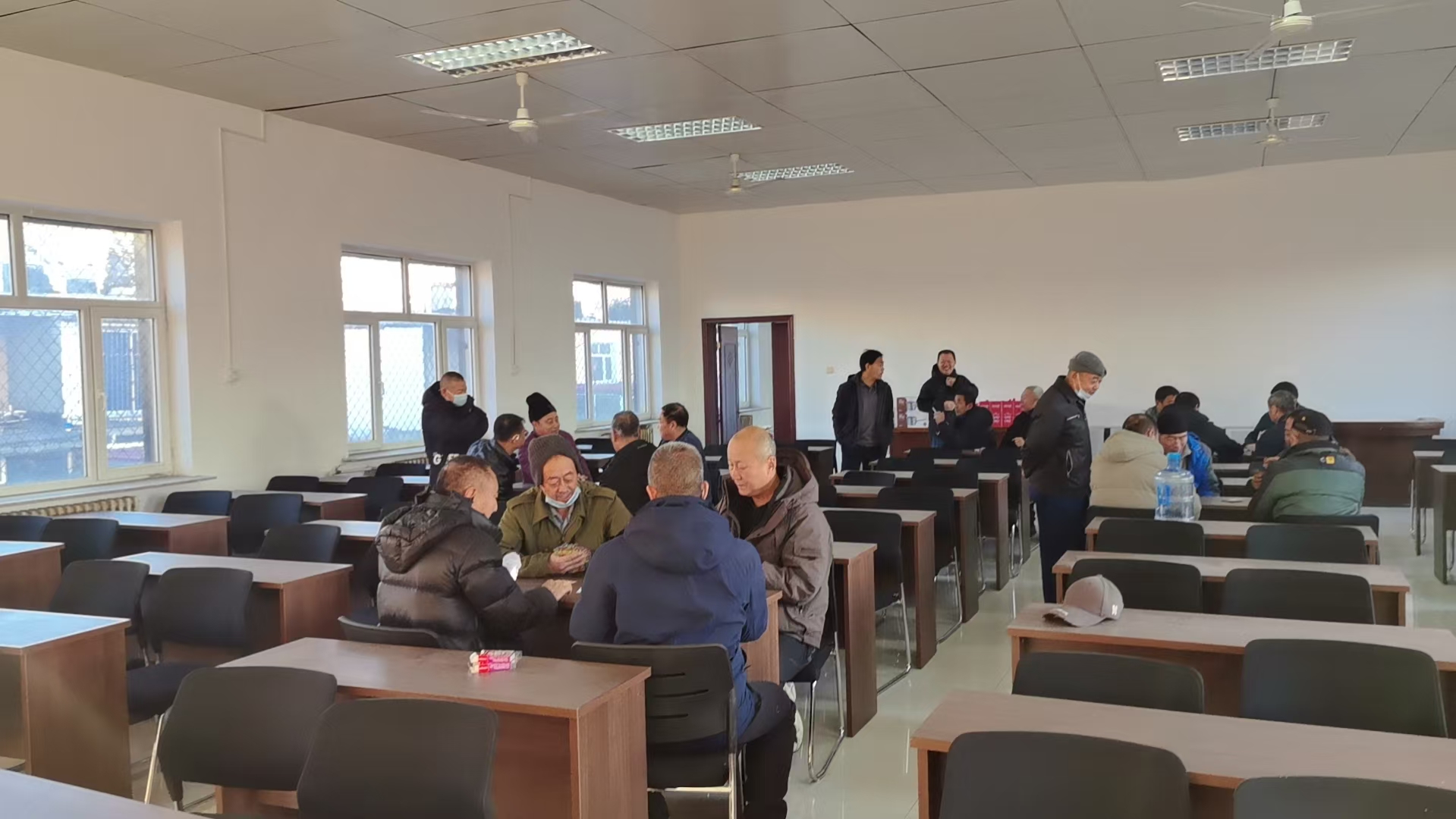 欢乐迎元旦 牌桌竞风采(图1)