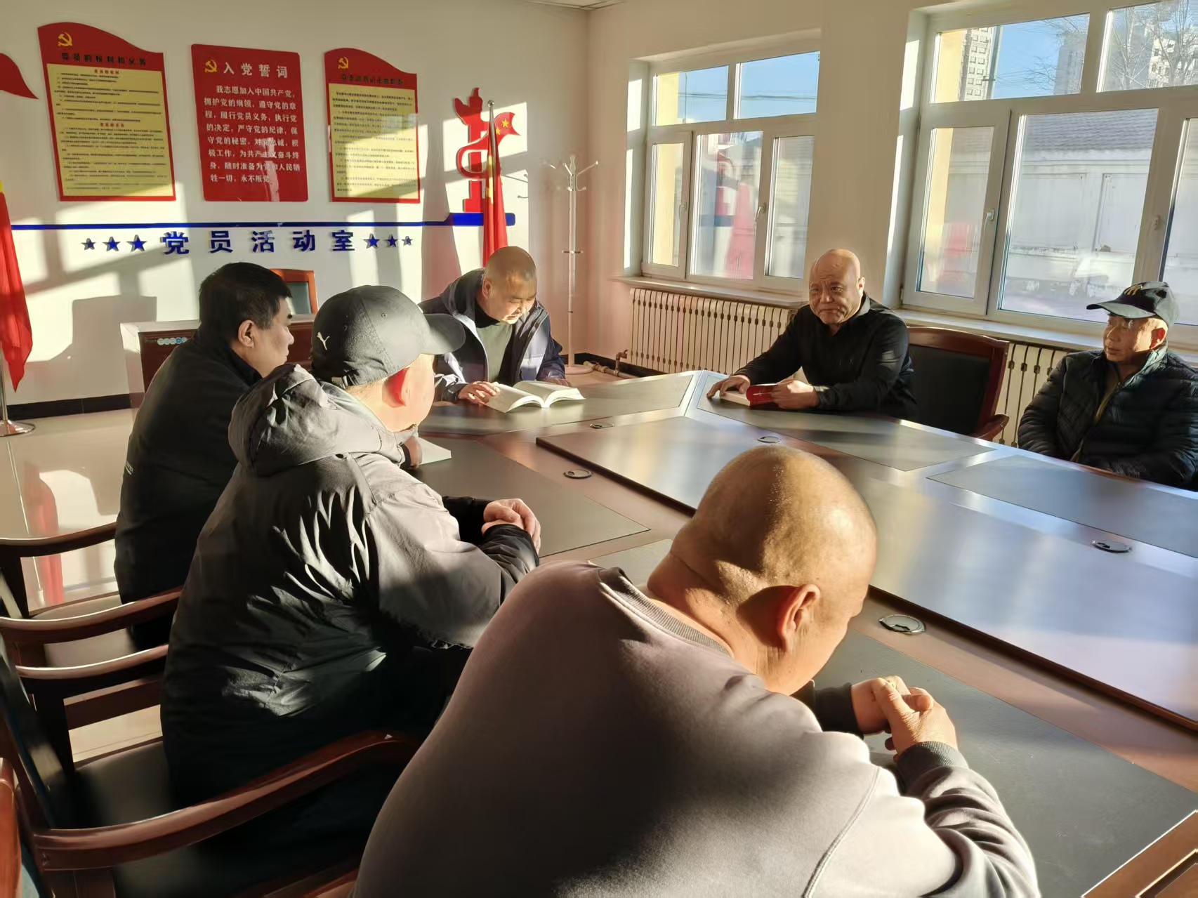 深学笃行全会精神以高质量物业管理服务露天矿区居民(图1)