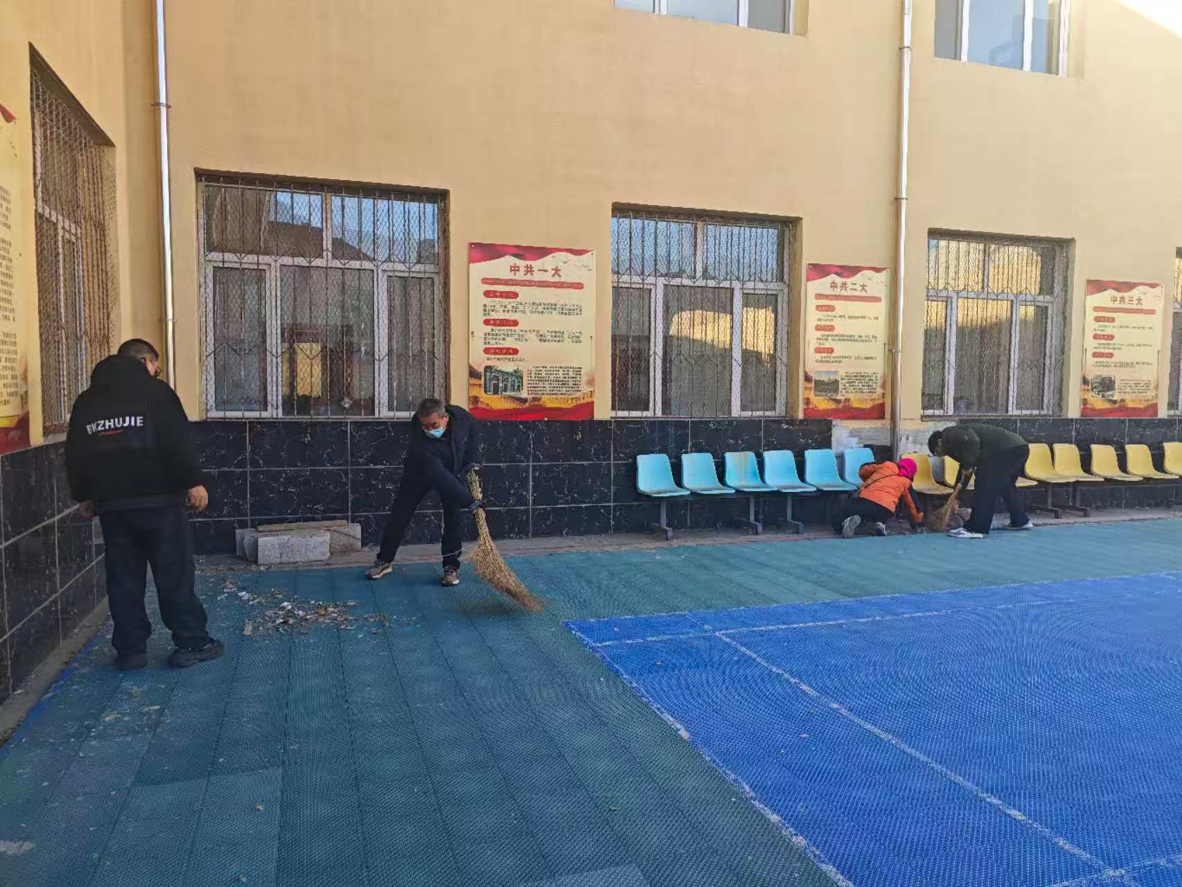 元煤物业公司党委组织开展院内大扫除活动(图1)