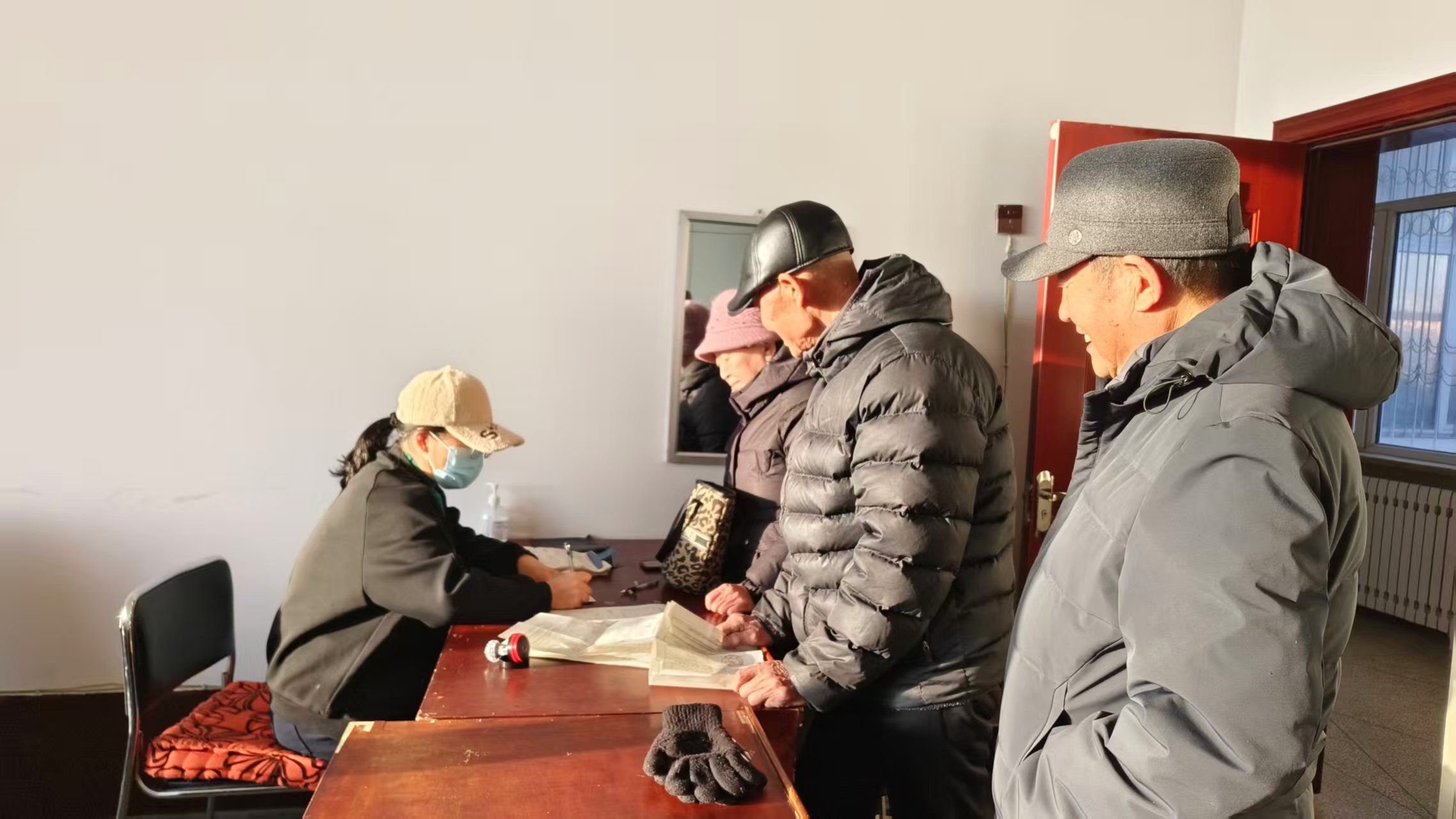 做群众的暖心人(图1)