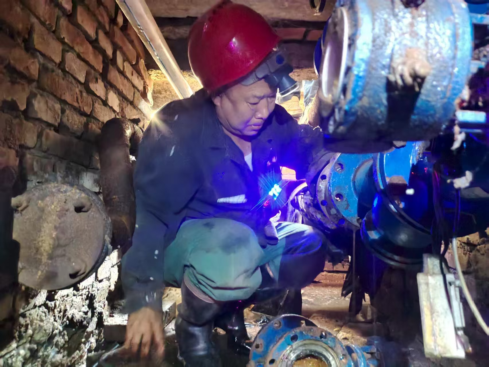 三九寒天忙抢修 初心如磐护民生(图1)