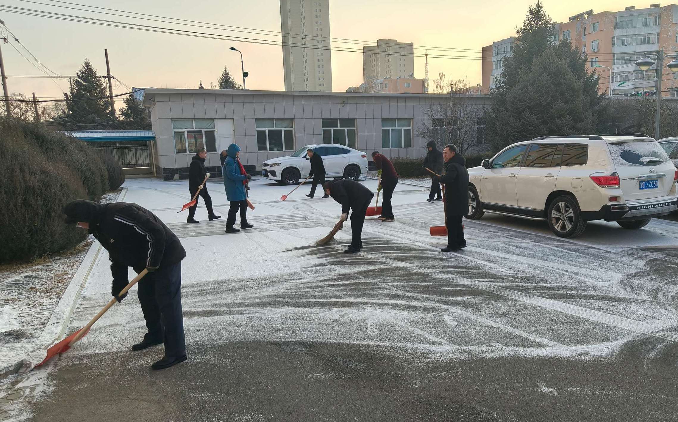 闻雪而动保畅通 同心除雪显担当(图1)