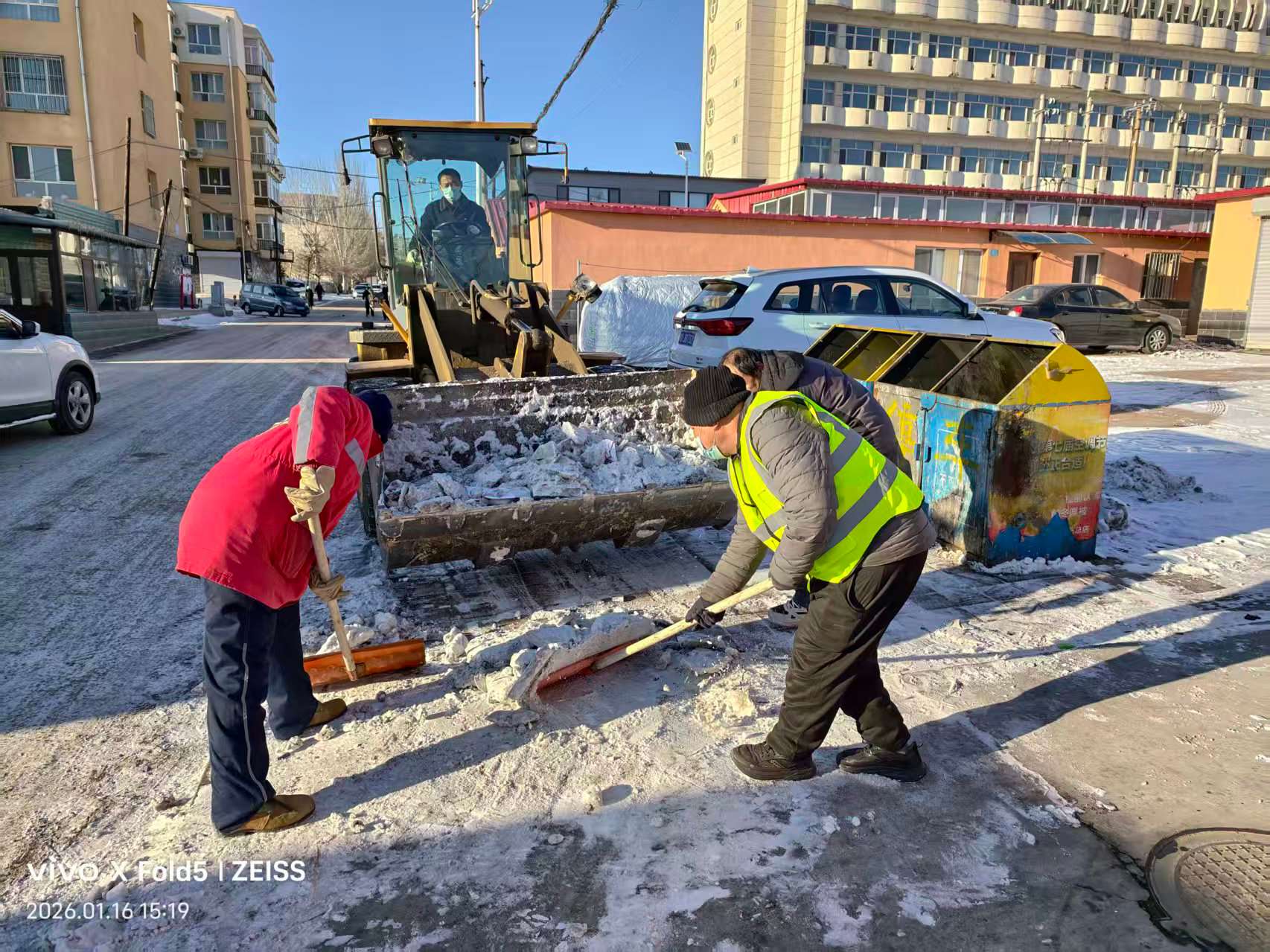 “雪停路净”——清扫工奋战保畅通(图1)