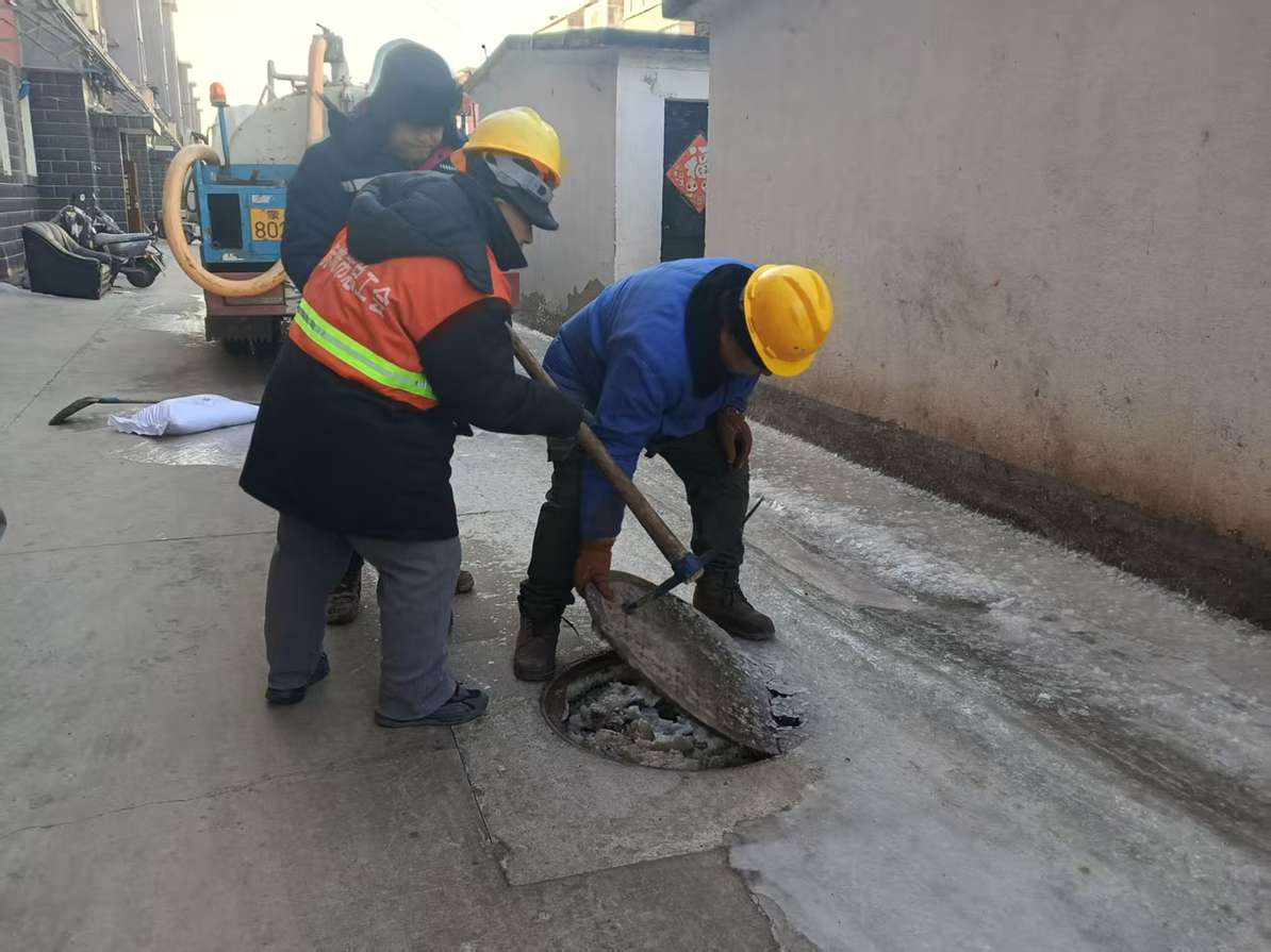 寒冬疏通下水道 为民办事暖人心(图1)