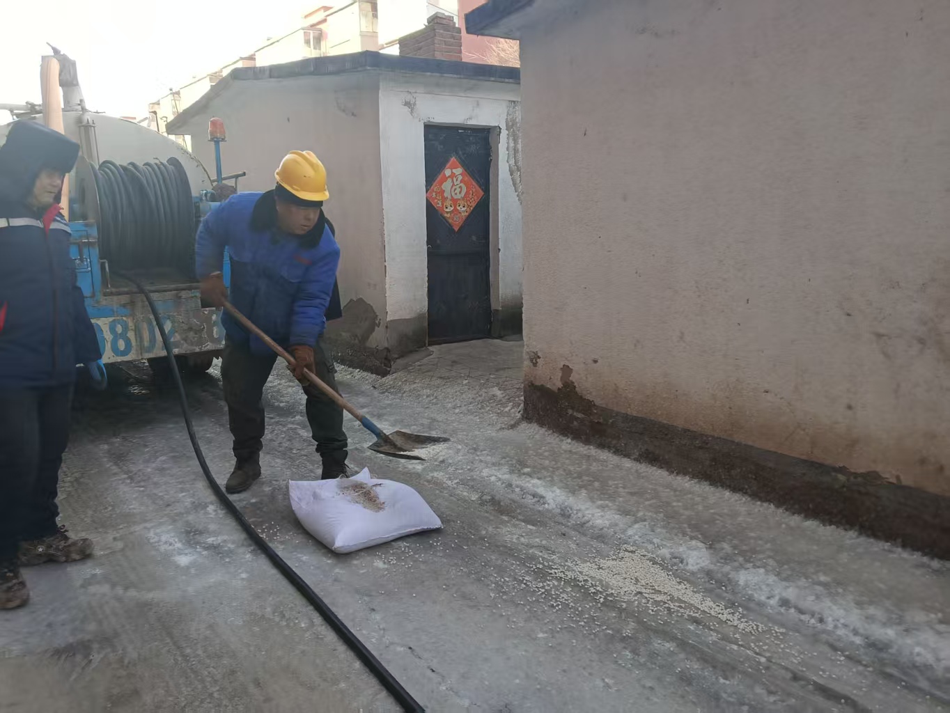 筑牢冬季安全防线  全力应对低温雨雪冰冻灾害(图1)