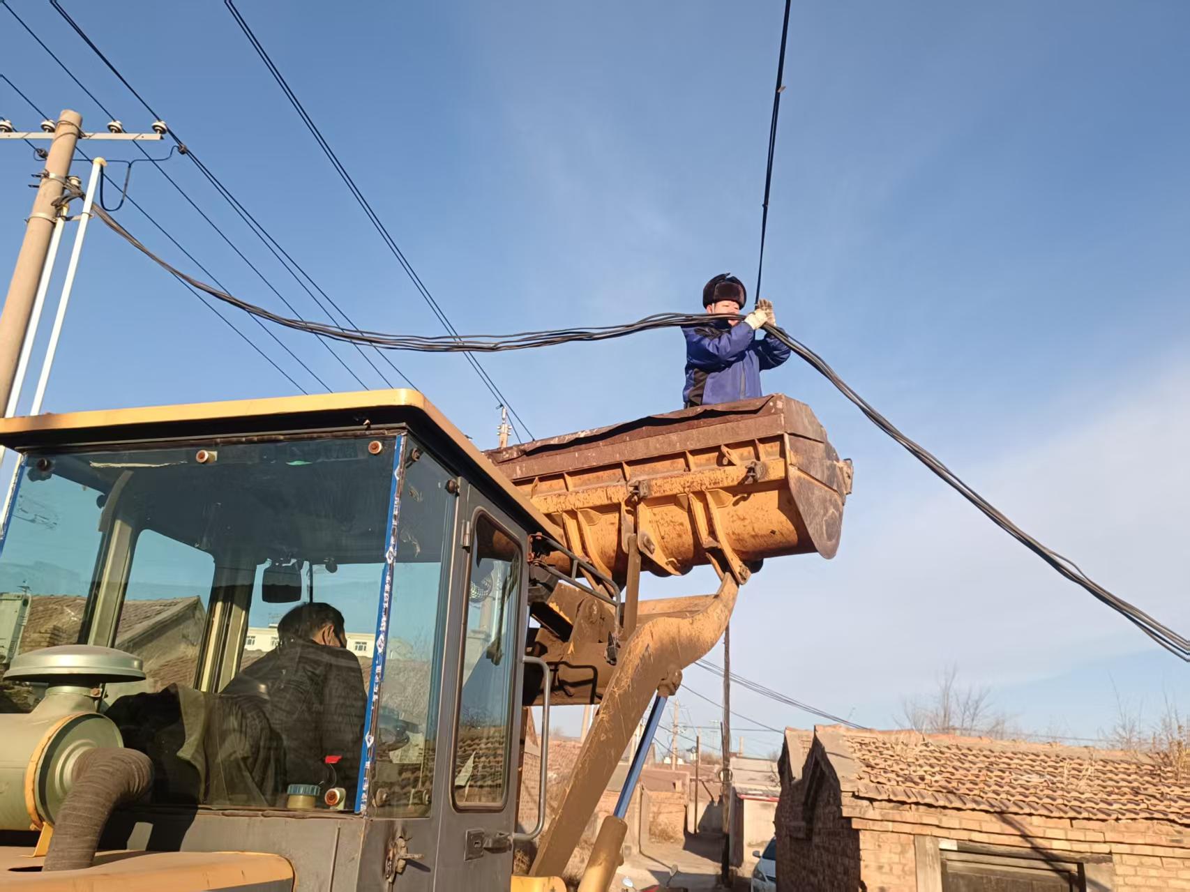 抢修故障电缆 点亮万家灯火(图1)