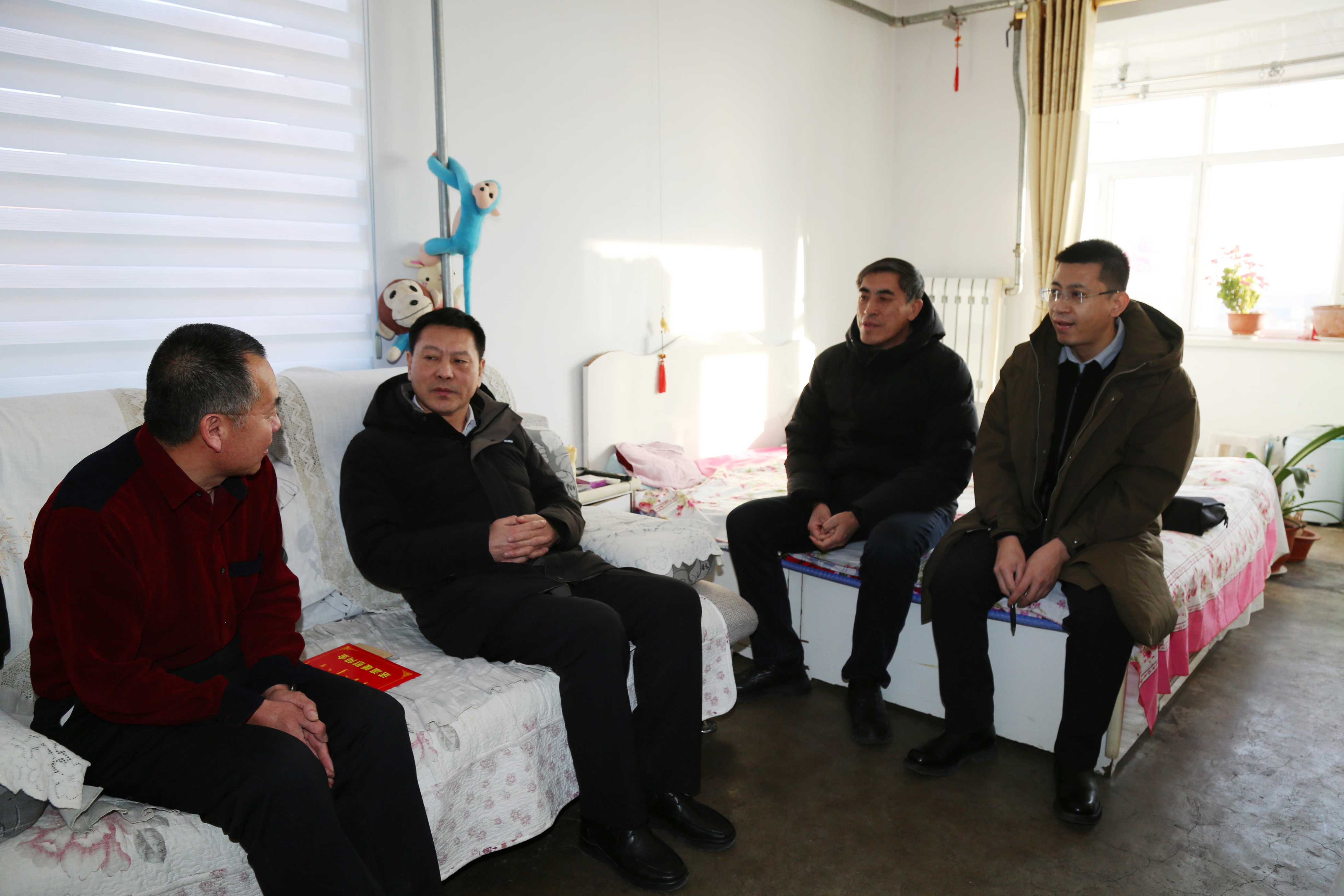 市国资委领导赴平煤投资公司走访慰问困难党员(图1)