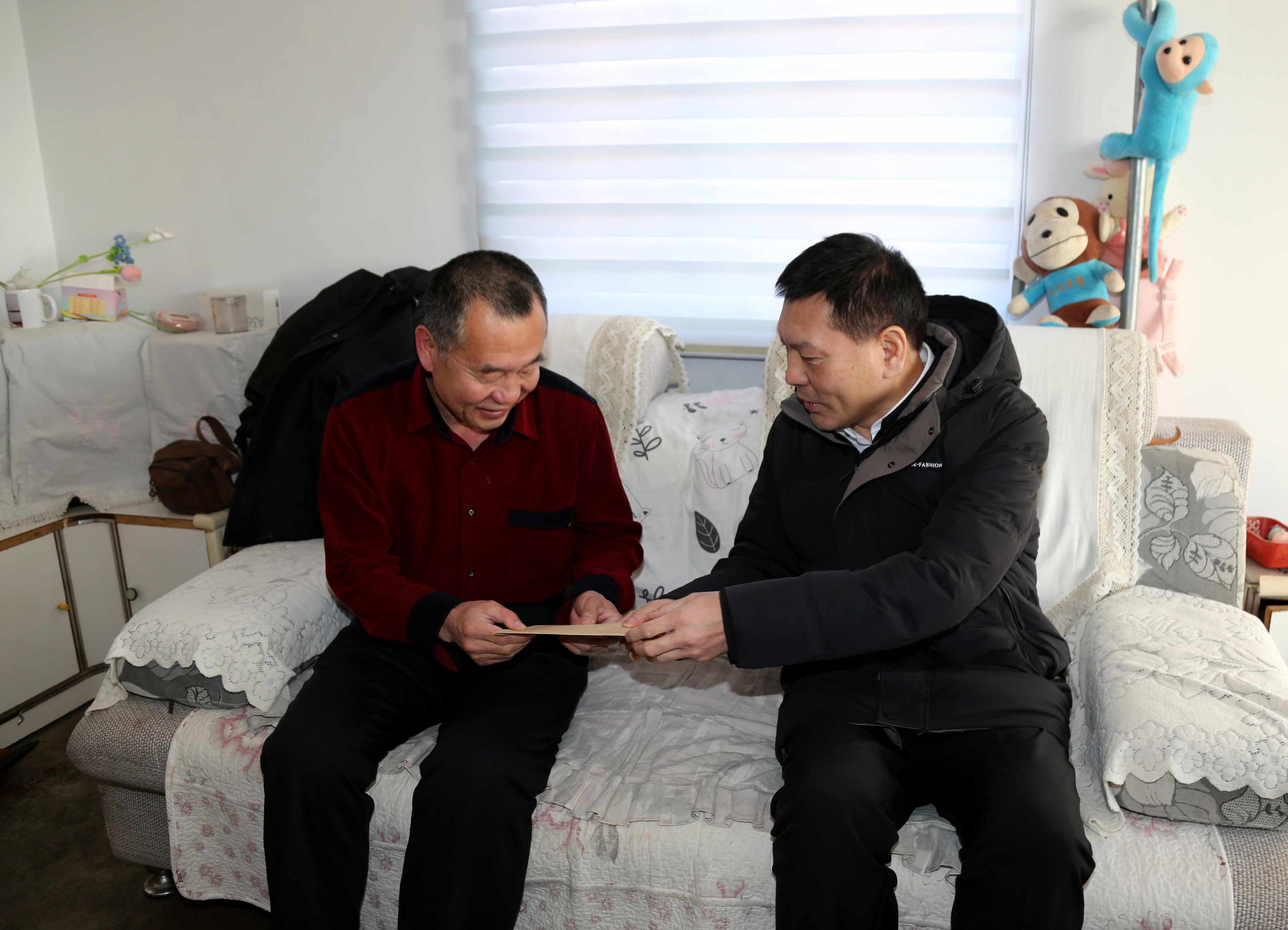 市国资委领导赴平煤投资公司走访慰问困难党员(图3)