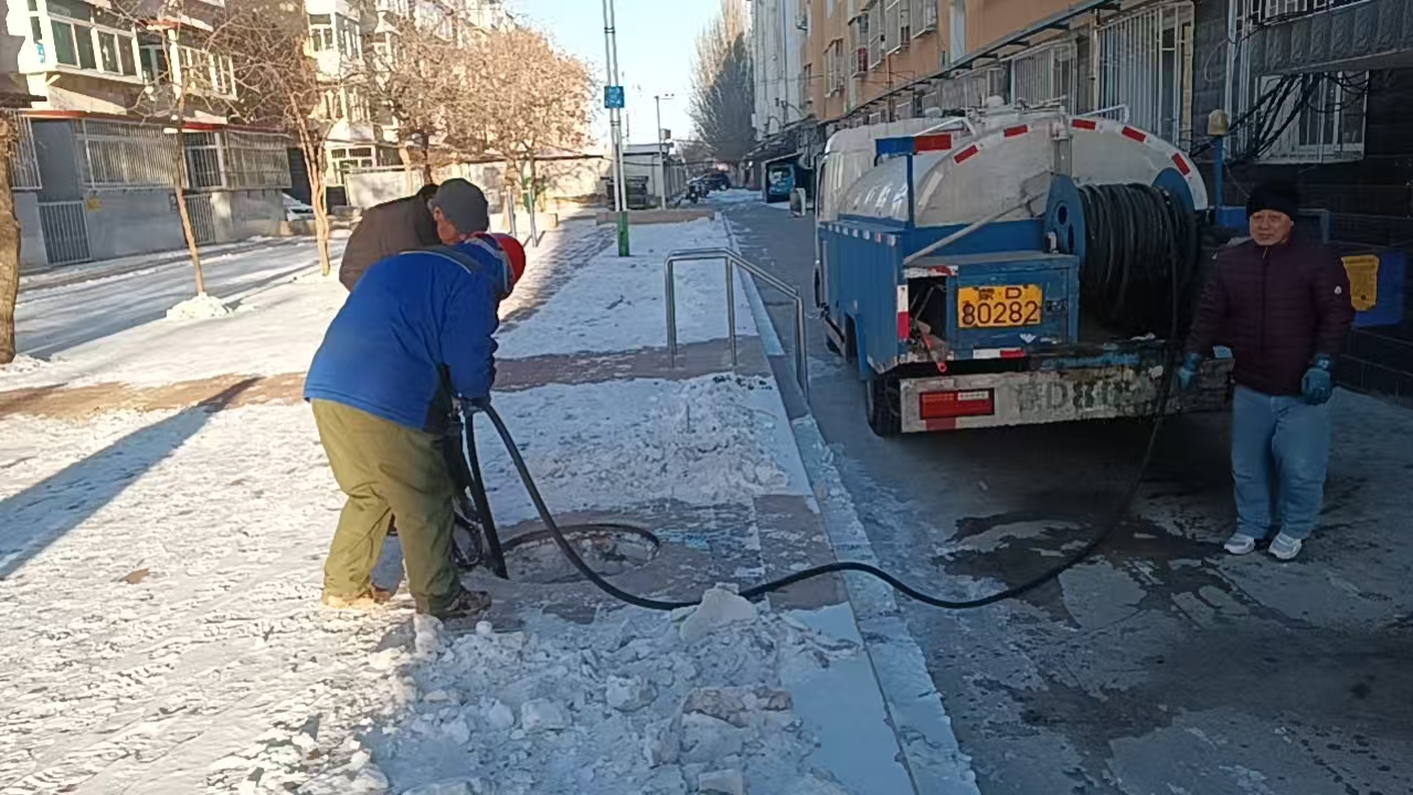 严寒显担当 疏通暖民心(图1)