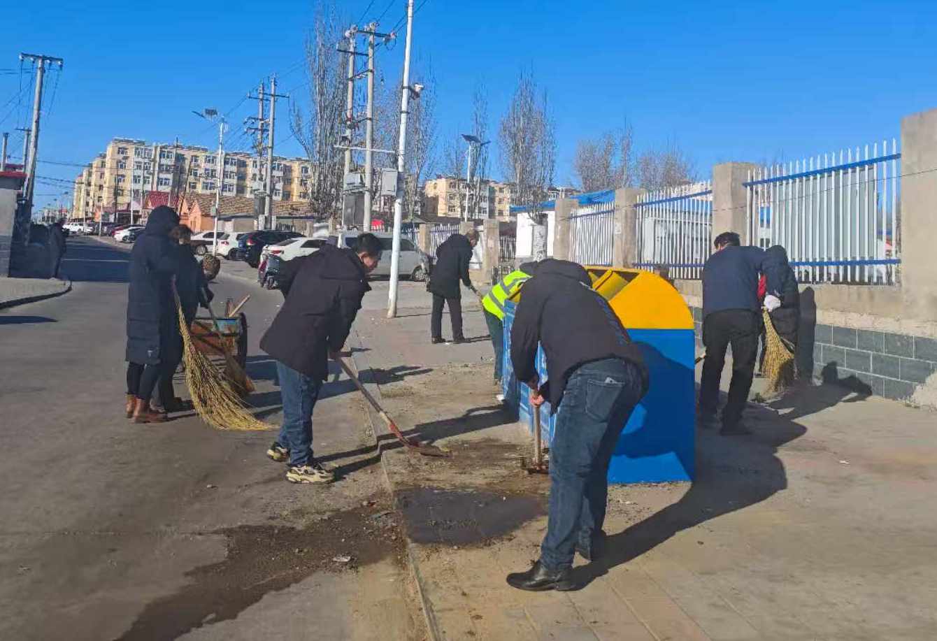 清扫焕新迎新春 实干担当暖矿区(图1)