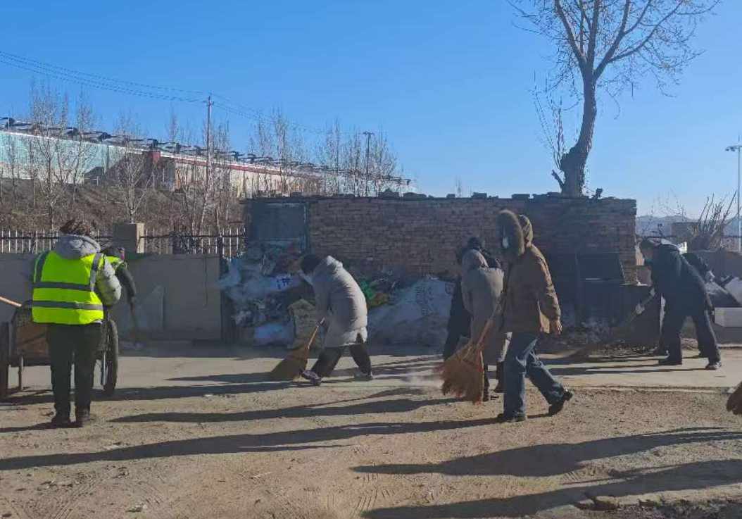 清扫焕新迎新春 实干担当暖矿区(图2)