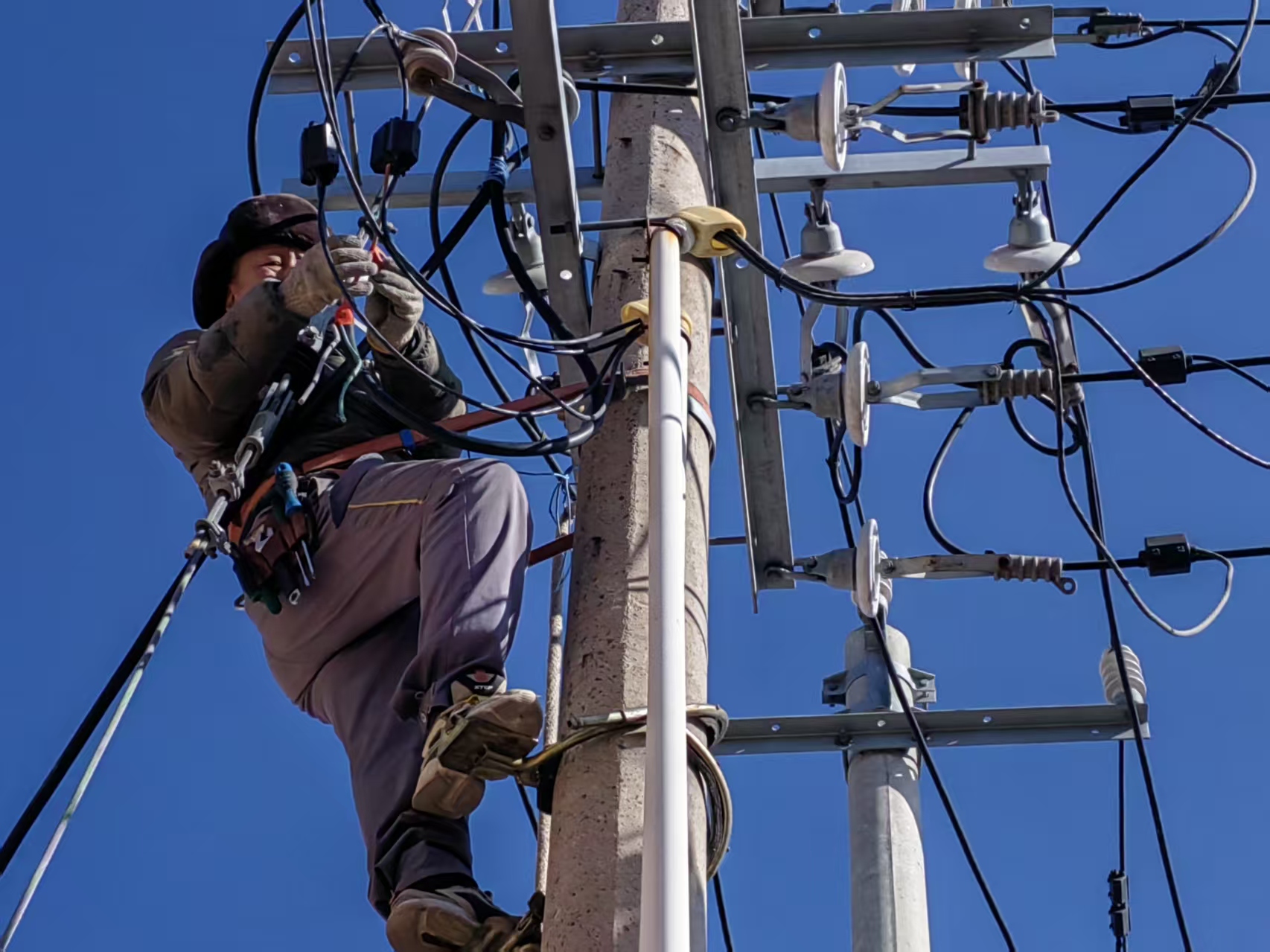 数九寒天守一线 电力检修保平安(图1)