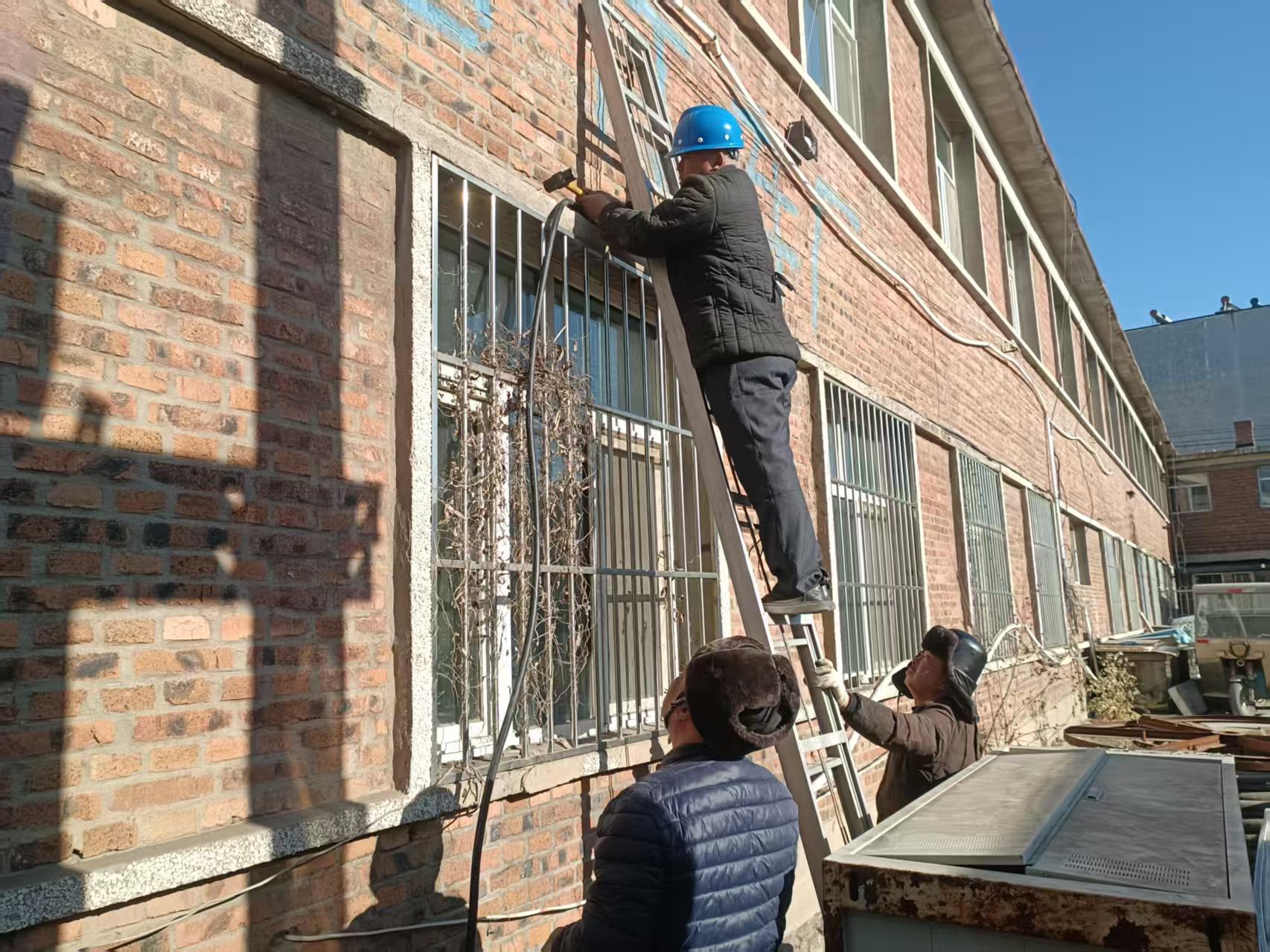 数九寒天守一线 电力检修保平安(图2)