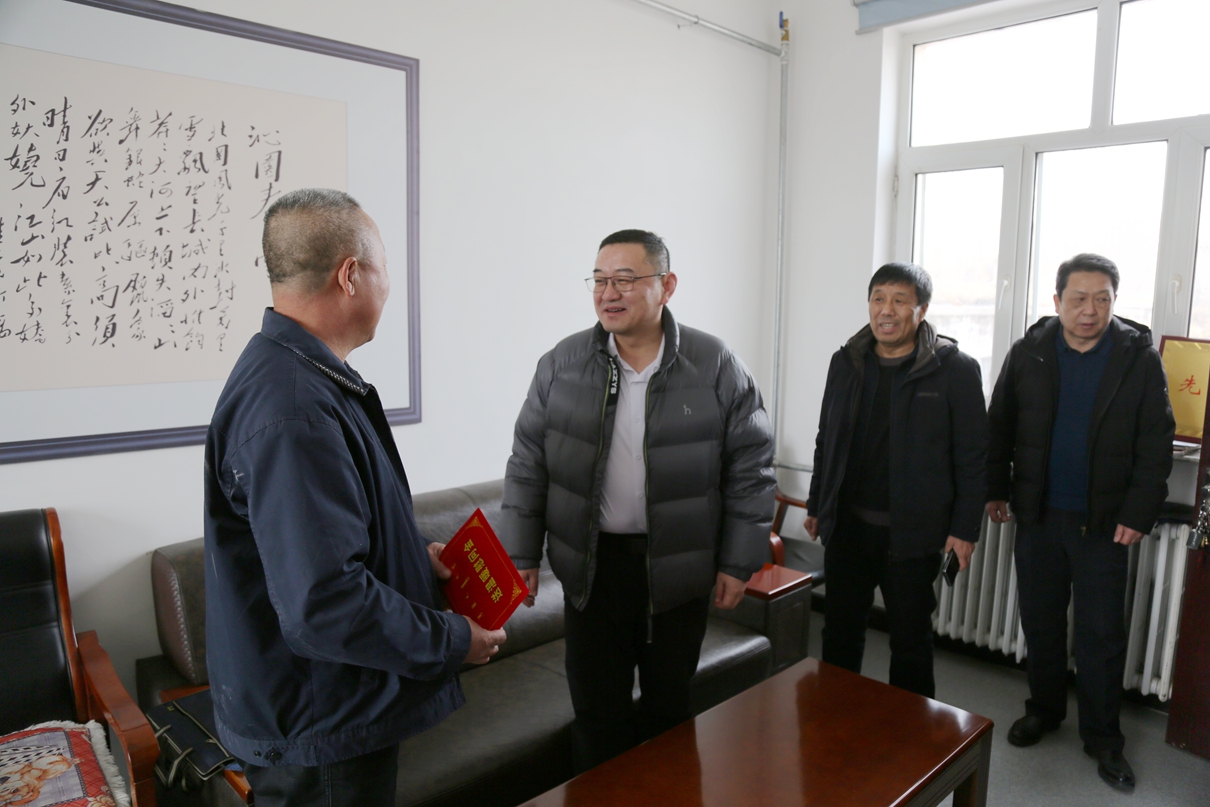 情系职工暖人心 新春慰问显担当(图3)