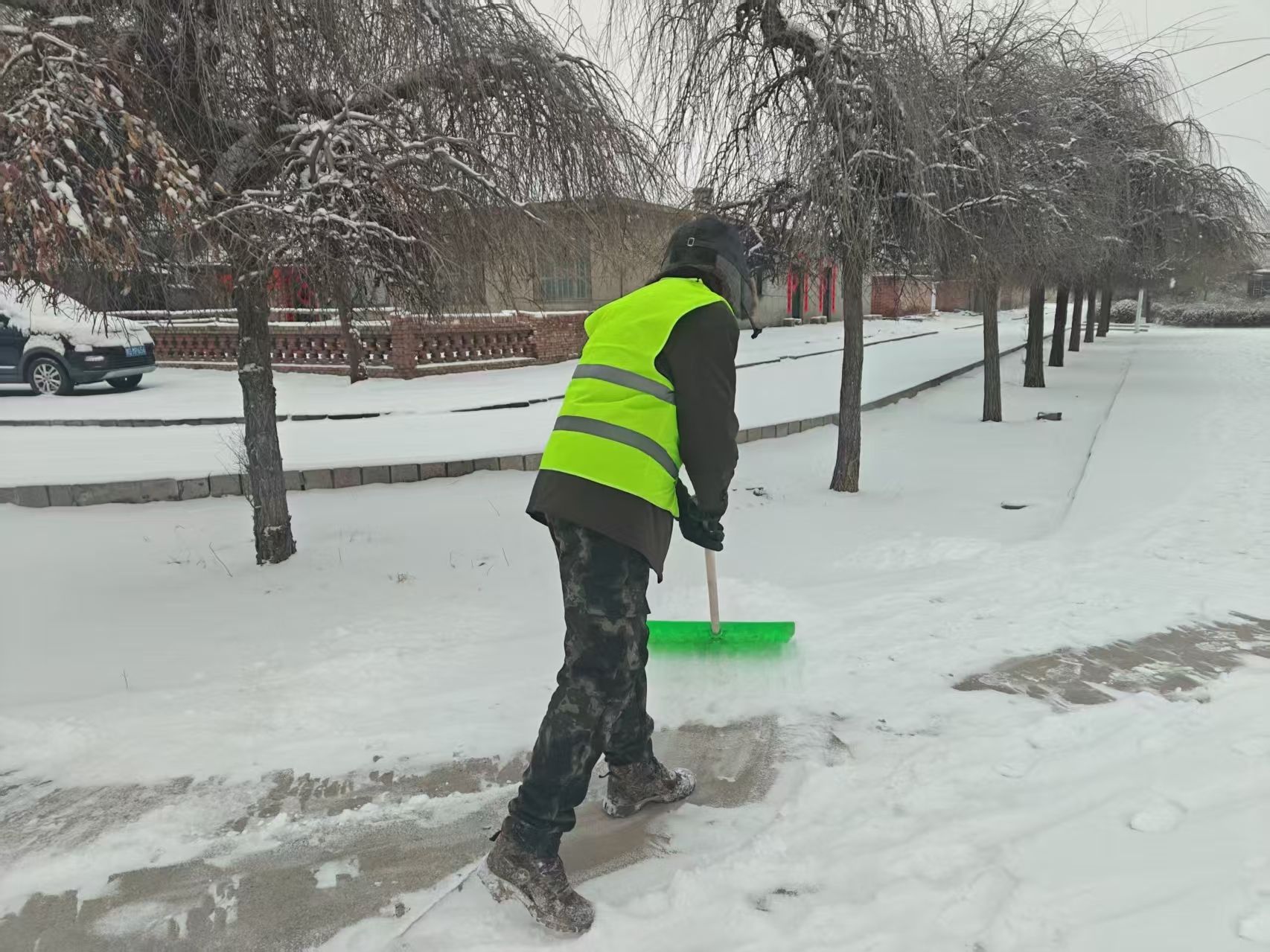 浴“雪”奋战暖新春 雷锋精神耀马年(图1)