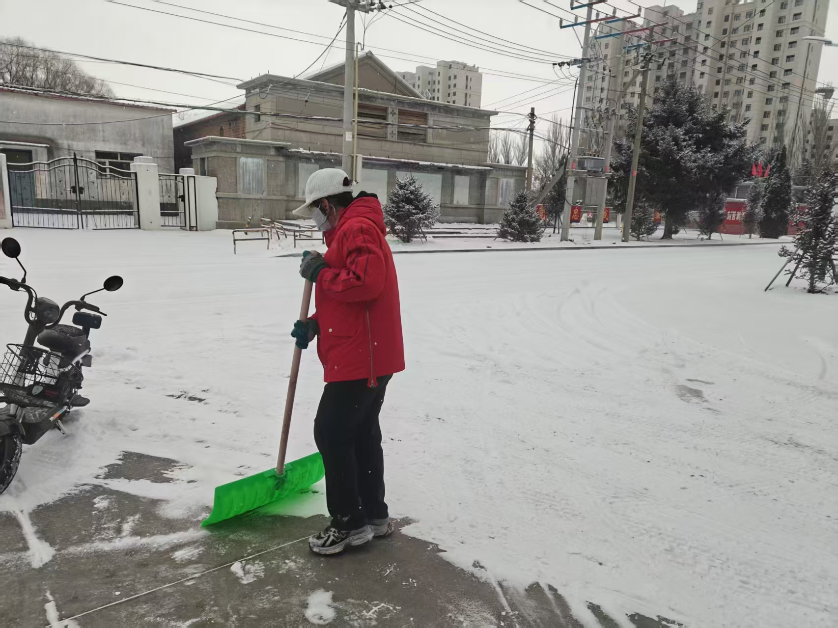浴“雪”奋战暖新春 雷锋精神耀马年(图2)