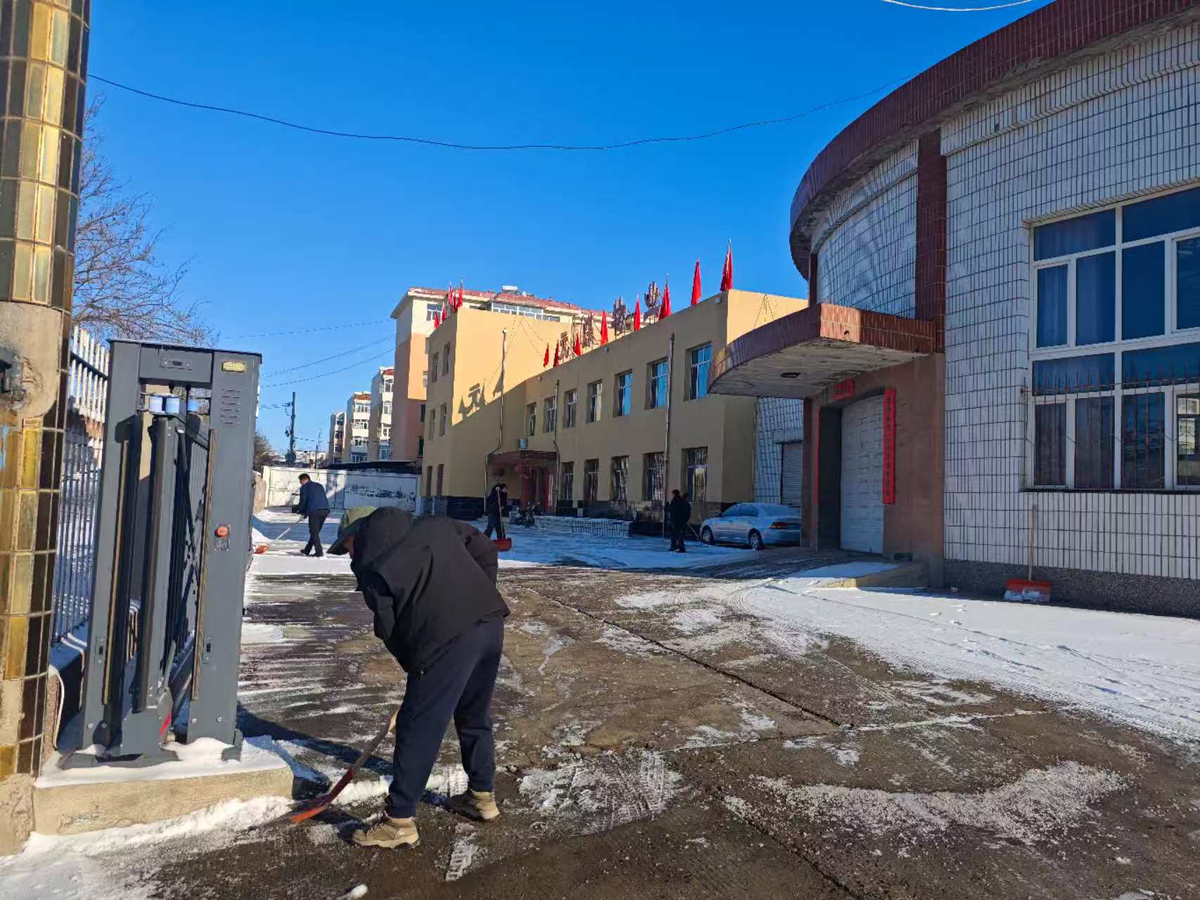 以雪为令显担当 自发扫雪暖矿区(图2)