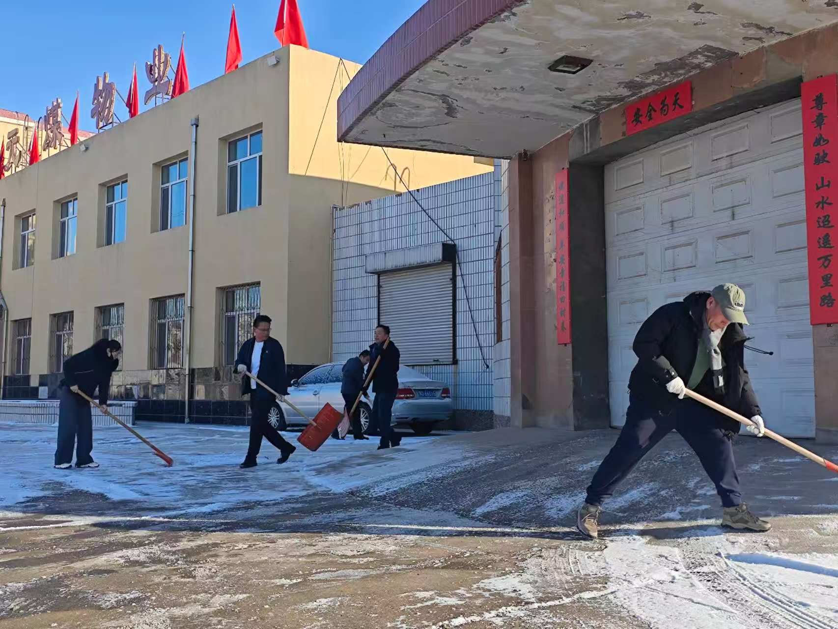 以雪为令显担当 自发扫雪暖矿区(图3)