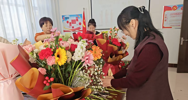 指尖生花绽芳华 天泰公司举办三八妇女节插花活动(图1)