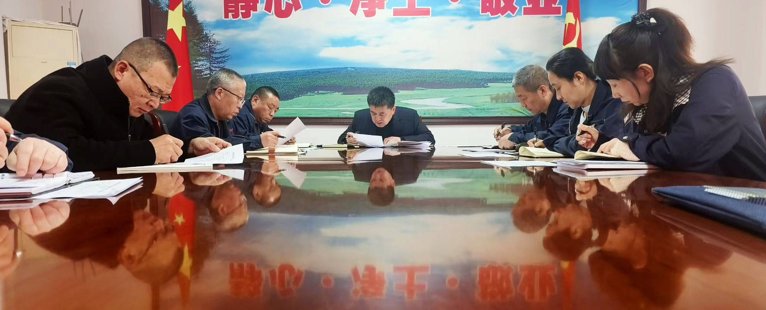 正确政绩观领航程 甲子峥嵘恪守初心(图2)