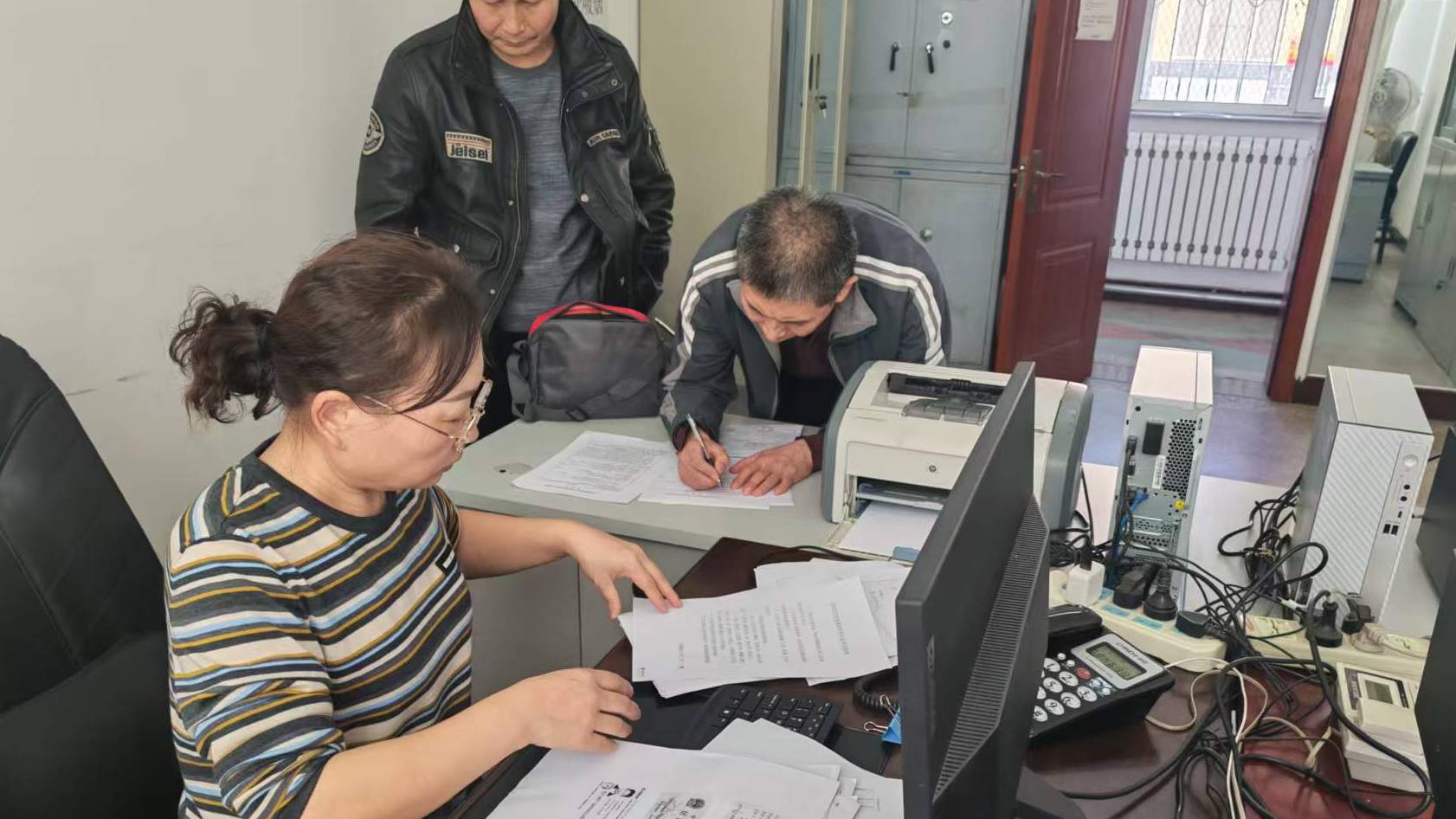 暖心办实事 温情护遗属(图1)