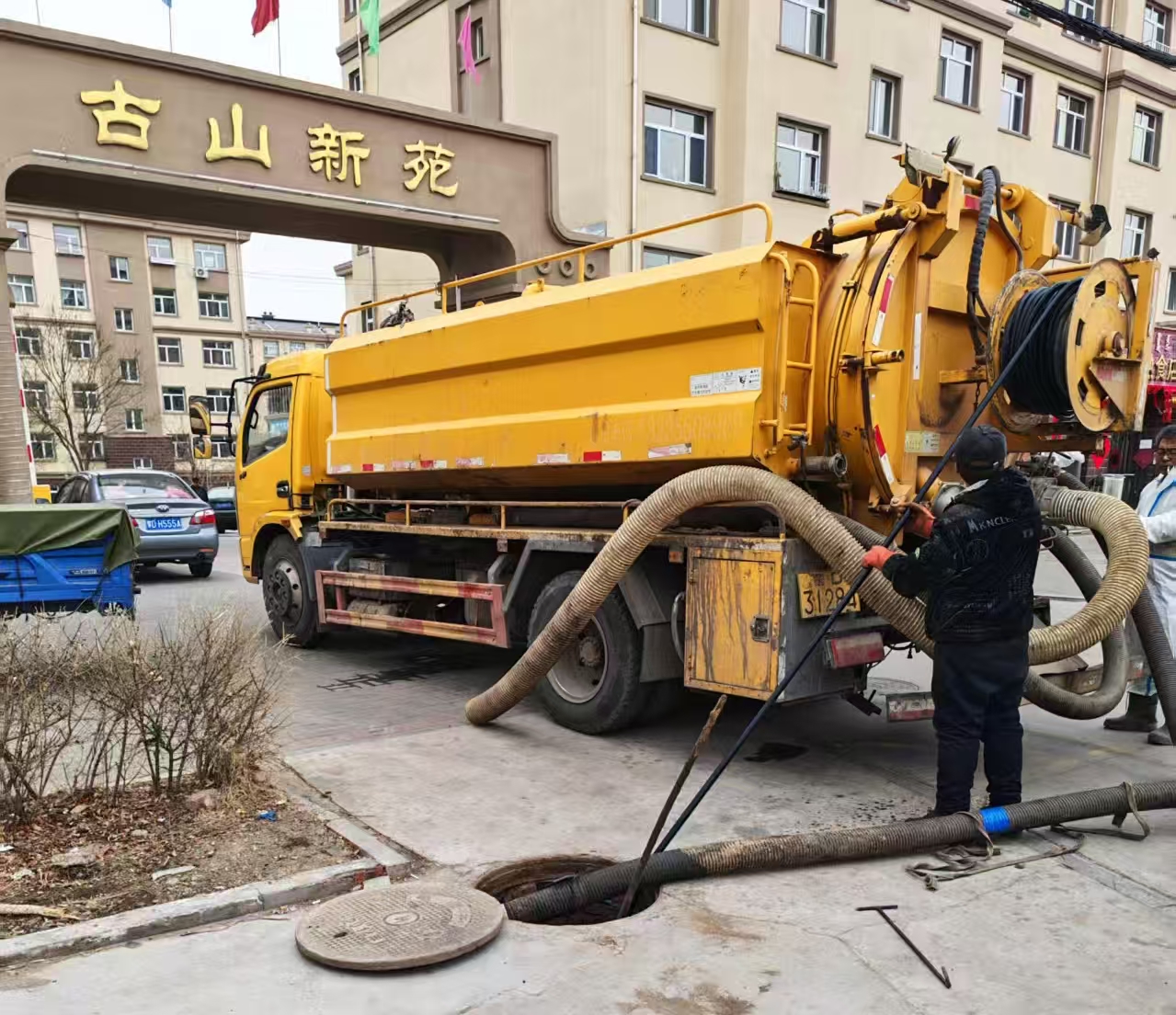 为民解忧办实事  疏通管道暖民心(图1)